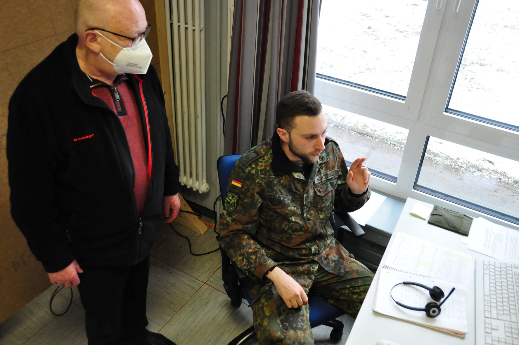 Landrat Wolfgang Schuster (li.) lässt sich von Oberfeldwebel Cedric Schöttel erklären, wie die Kontaktnachverfolgung durch die Bundeswehr in Heisterberg funktioniert. Er dankt den Soldaten für ihren Einsatz für den Landkreis. Foto: Lahn-Dill-KreisLandrat Wolfgang Schuster (li.) lässt sich von Oberfeldwebel Cedric Schöttel erklären, wie die Kontaktnachverfolgung durch die Bundeswehr in Heisterberg funktioniert. Er dankt den Soldaten für ihren Einsatz für den Landkreis. Foto: Lahn-Dill-Kreis