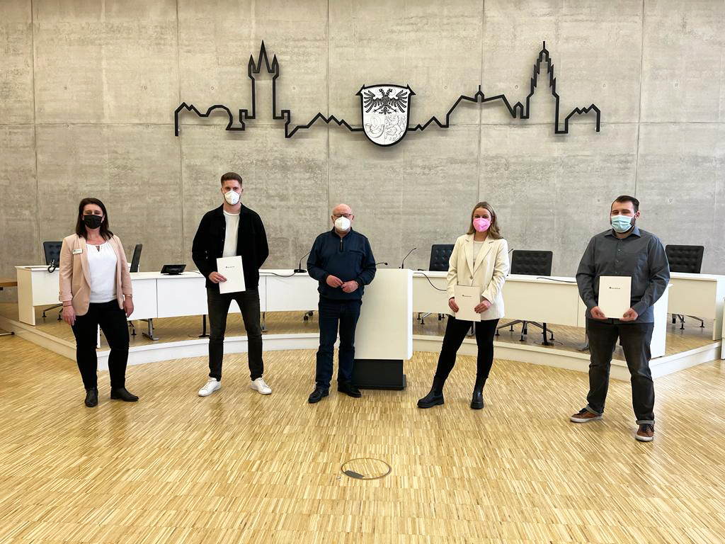 028_Absolventen 2022 Ausbildungsleiterin Angelika Zimmermann (links) und Landrat Wolfgang Schuster (Mitte) gratulierten Simon Theis, Johanna-Lene Droß und Lukas Weil (v. l.) zum erfolgreichen Abschluss. Foto: Lahn-Dill-Kreis