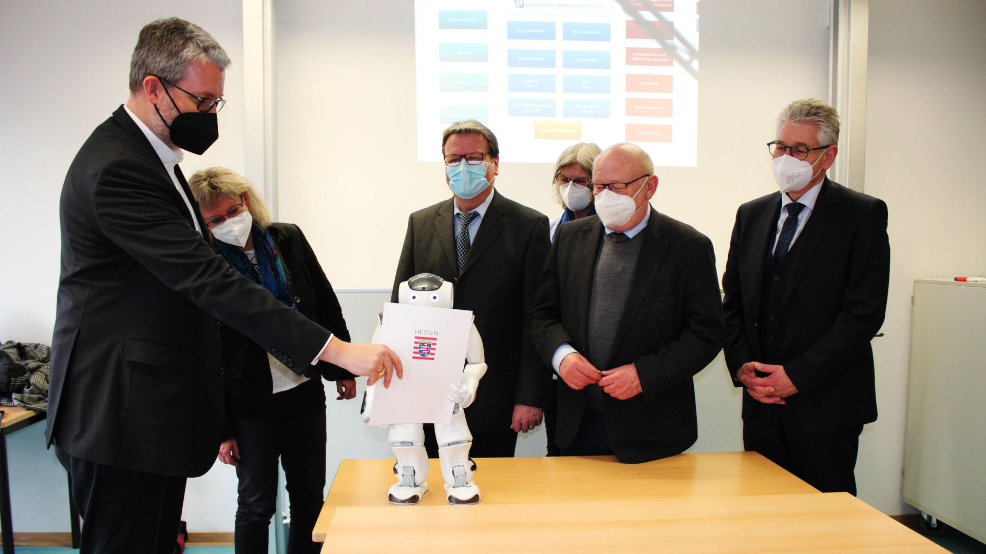 „Ein kleiner Schritt für mich – ein großer Schritt für die Digitalisierung.“ Mit diesen Worten nahm der Roboter Ada den Förderbescheid des Landes über 7,1 Millionen Euro in Empfang. Foto: Lahn-Dill-Kreis