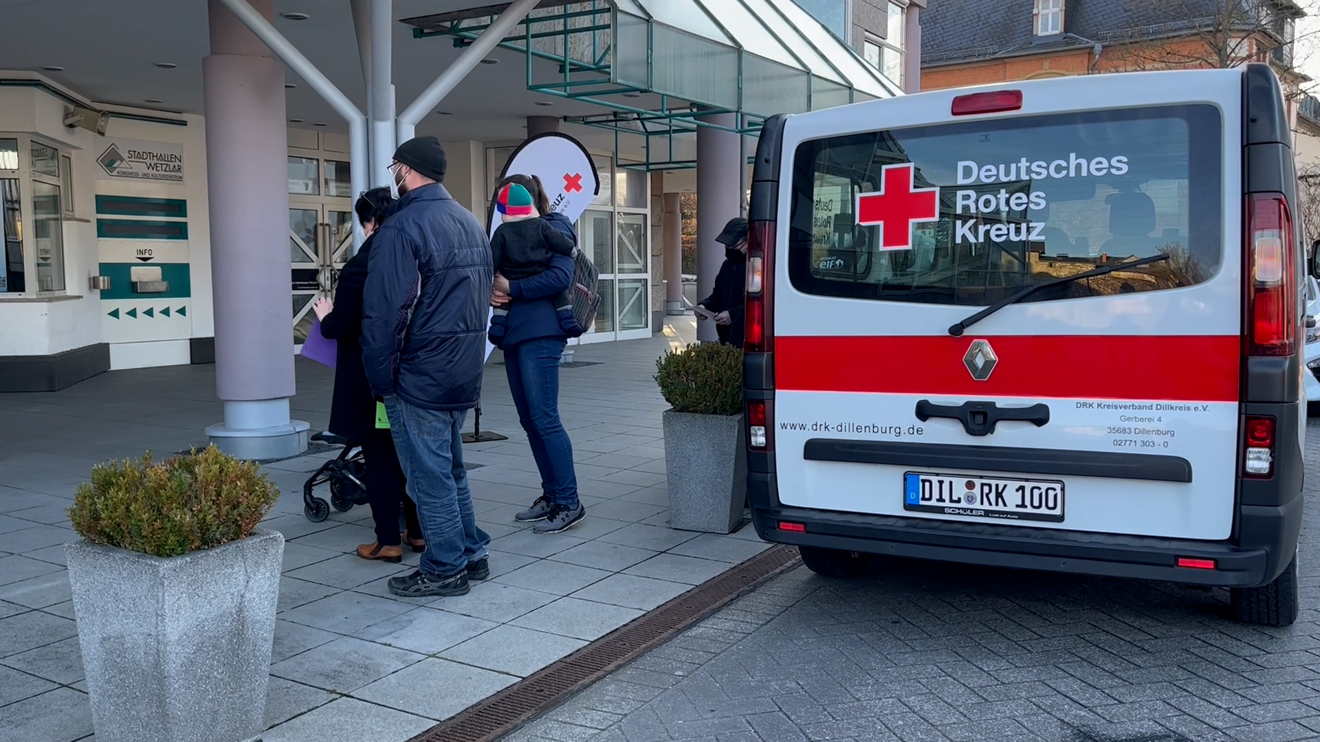 Schon 30 Minuten vor dem offiziellen Beginn der Novavax-Impfaktion um 09:00 Uhr hatten sich am Dienstagmorgen Impfwillige vor der Stadthalle in Wetzlar angestellt. (Foto: Lahn-Dill-Kreis)