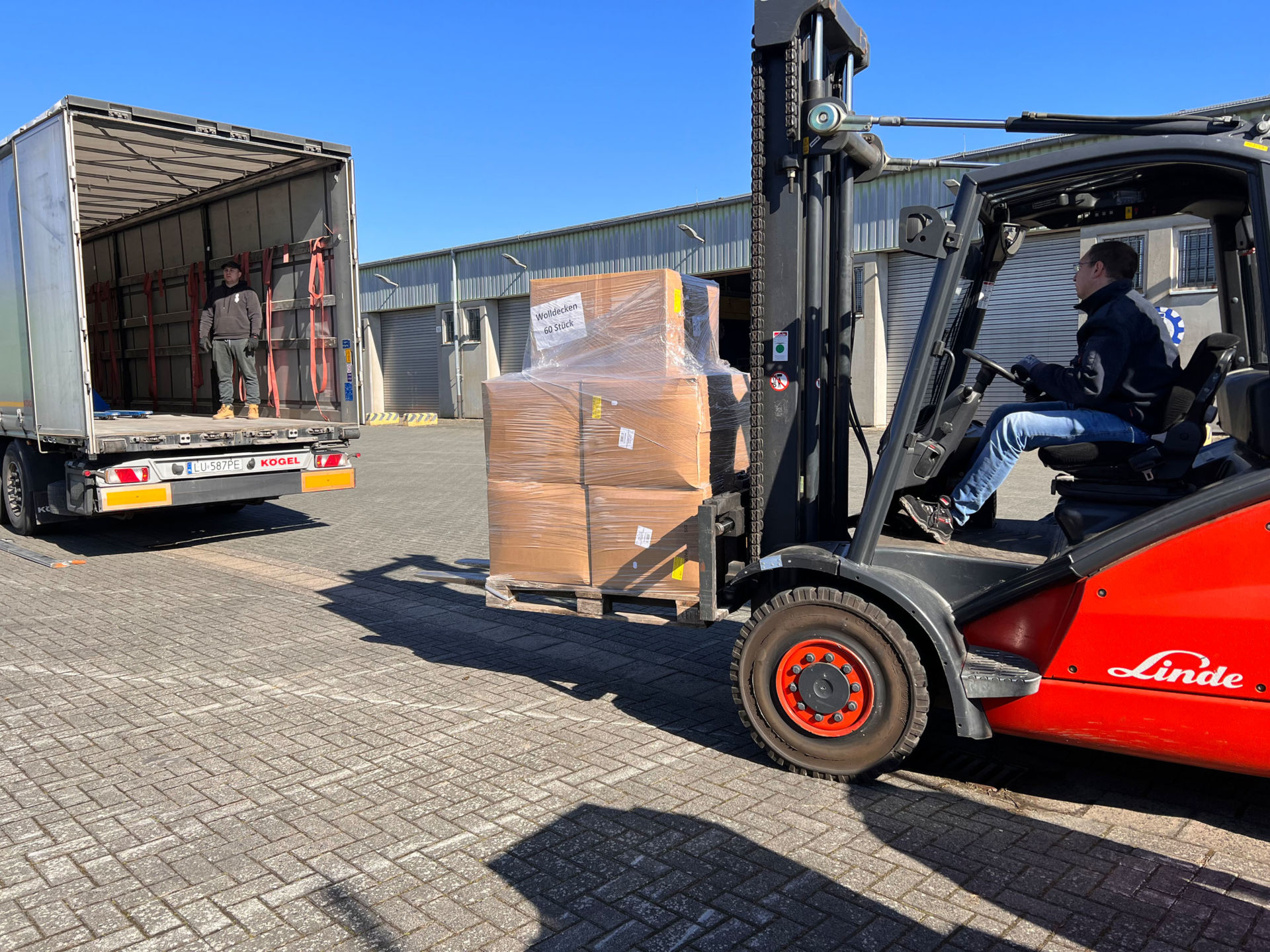 Mit einem Stapler wurden am heutigen Mittwoch rund zehn Tonnen Hilfsgüter auf einen LKW verladen, um im Anschluss ihre Reise in die Ukraine anzutreten. (Foto: Lahn-Dill-Kreis)