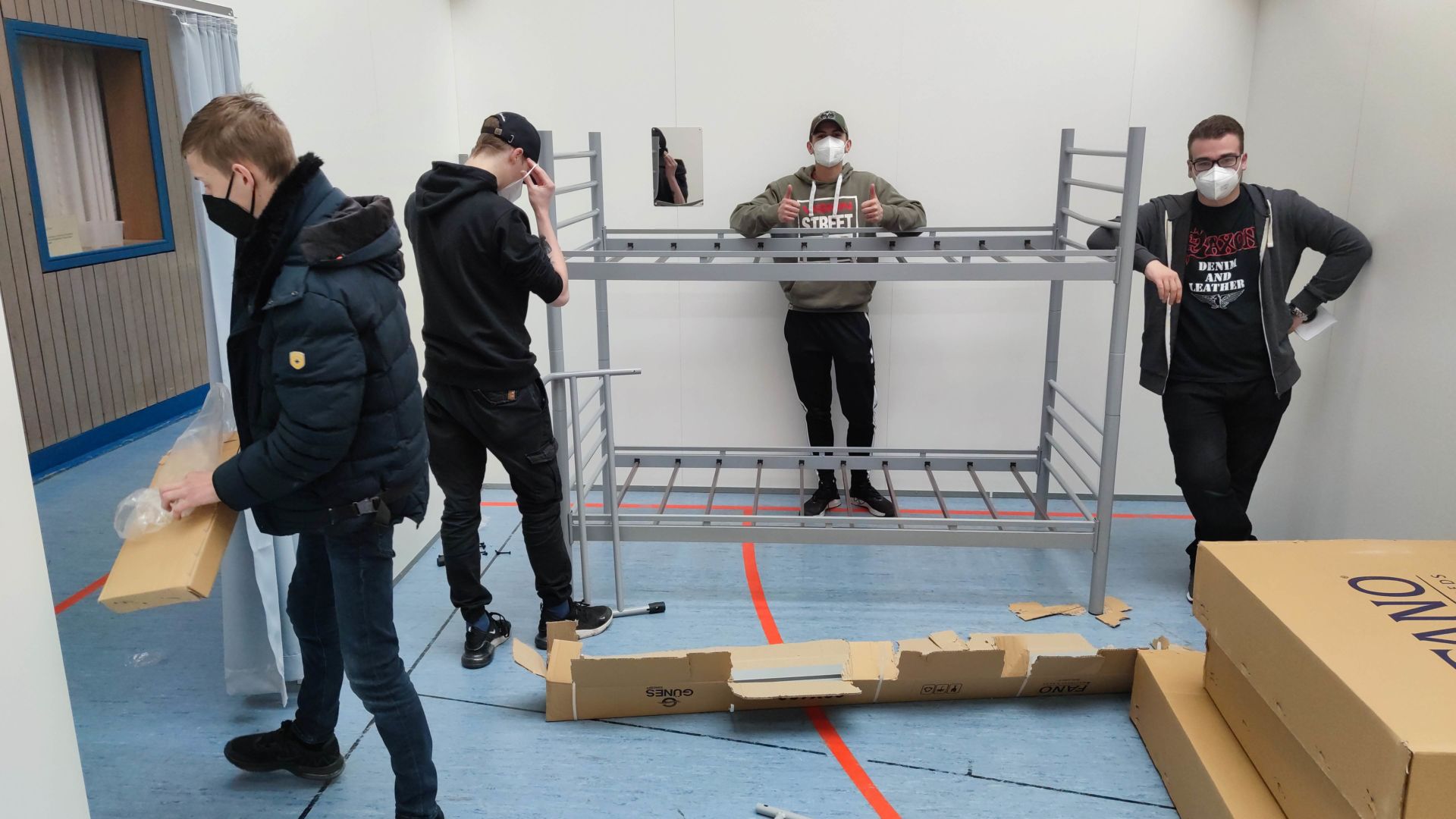 Schülerinnen und Schüler der August-Bebel-Schule und der Werner-von-Siemens-Schule Wetzlar haben die Gefahrenabwehr des Lahn-Dill-Kreises beim Aufbau der Doppelstockbetten in der künftigen Erstaufnahmeeinrichtung unterstützt. Bis zu 500 Menschen könnten ab kommender Woche in der Turnhalle der August-Bebel-Schule Platz finden. (Foto: Werner-von-Siemens-Schule)