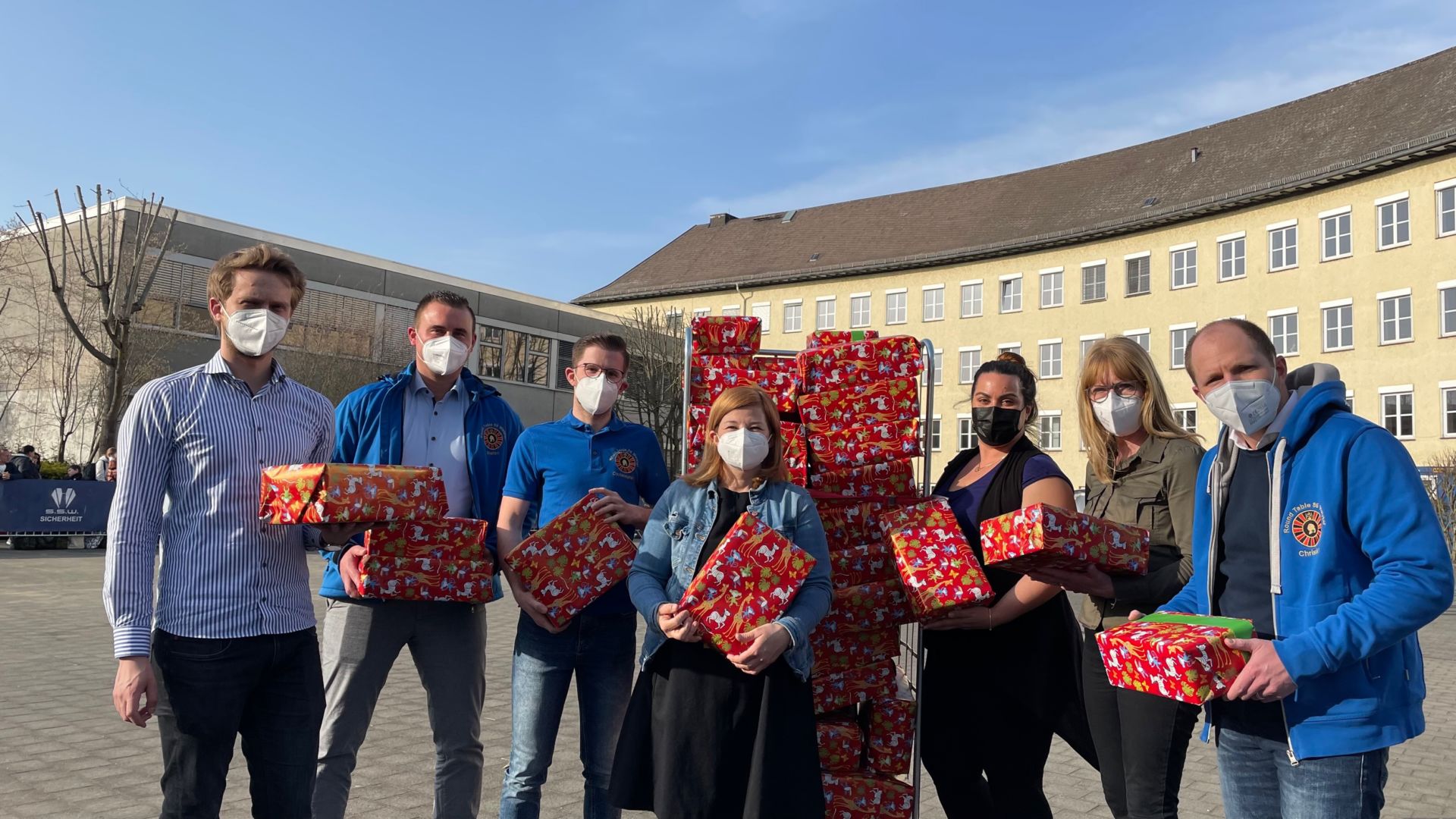 074_UKRAINE RT spendet Geschenke für geflüchtete Kinder https://www.lahn-dill-kreis.de/aktuelles/news-infos/news/news/round-table-86-wetzlar-spendet-geschenkpaeckchen-fuer-ukrainische-kinder-im-ankunftszentrum-lahn-dill/