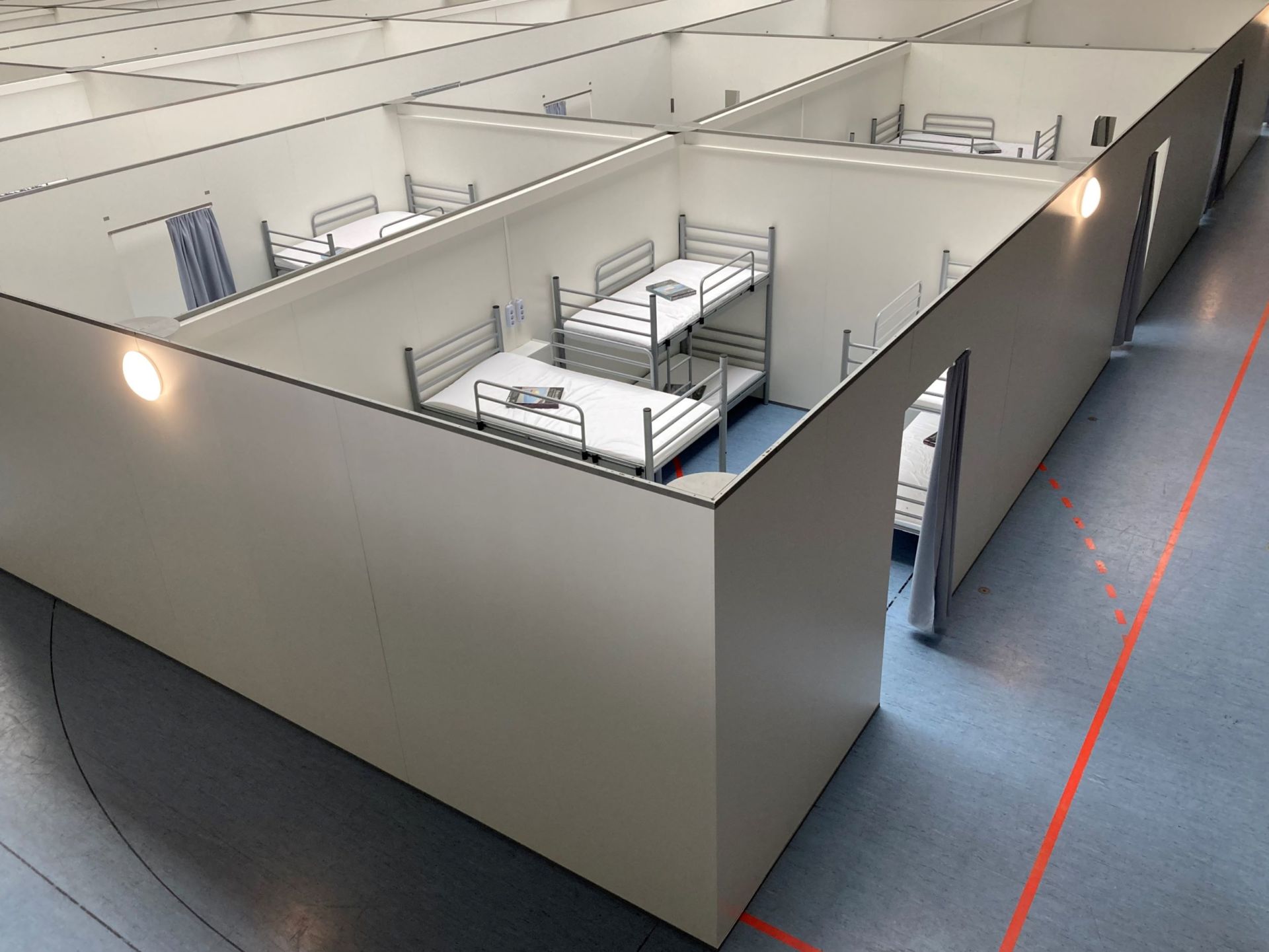 In den Standorten der Notunterkünfte in Dillenburg und Wetzlar können jeweils bis zu 500 Menschen untergebracht werden. Im Ankunftszentrum Lahn-Dill-Kreis in Wetzlar finden bis zu 250 Menschen Platz. Foto: Lahn-Dill-Kreis In den Standorten der Notunterkünfte in Dillenburg und Wetzlar können jeweils bis zu 500 Menschen untergebracht werden. Im Ankunftszentrum Lahn-Dill-Kreis in Wetzlar finden bis zu 250 Menschen Platz. Foto: Lahn-Dill-Kreis