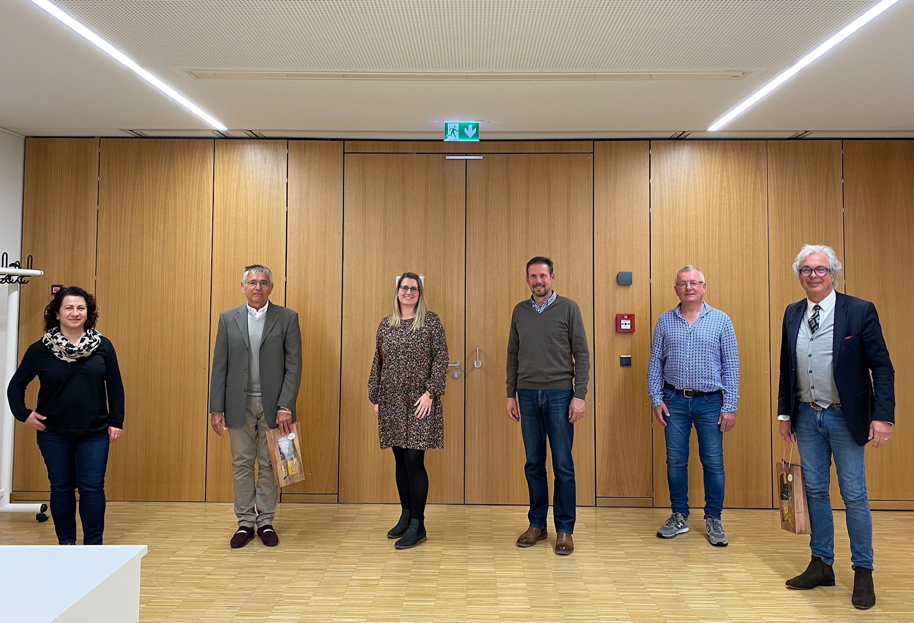 087_Vorstand AK Jugendzahnpflege Lahn-Dill Im Einsatz für gesunde Kinderzähne (von links): Dr. Gonca Ipek-Özdemir, Dr. Christian Rathe, Laura Obitz (DAK), Dr. Thorsten Alffen, Dr. Frank Stroh, Uwe Fehling (AOK). Foto: Lahn-Dill-Kreis