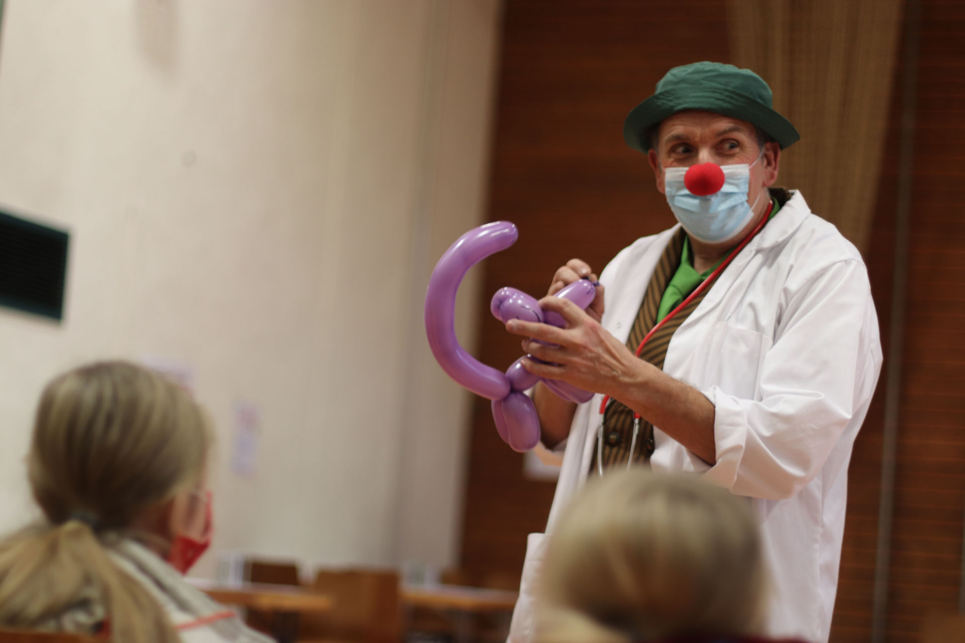 Clown Rudi aus Weilburg kann die Kinder im Kinderimpfzentrum Haiger-Sechshelden mit seinen Späßen am besten ablenken. Er sorgt für etliche Lacher. Foto: Lahn-Dill-Kreis