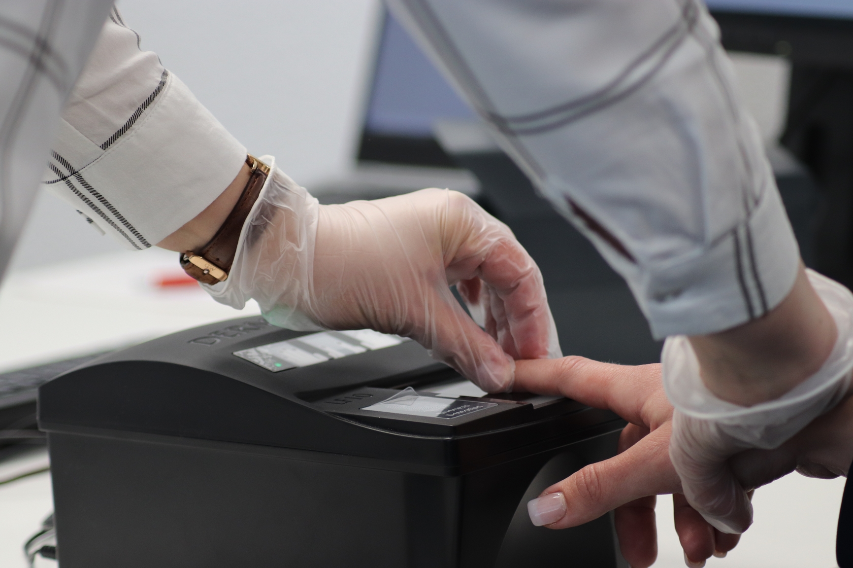 Ein wichtiger Teil der Registrierung ist es, die Fingerabdrücke der Geflüchteten zu nehmen. Das Team der Ausländerbehörde demonstriert, wie es geht. Foto: Lahn-Dill-Kreis