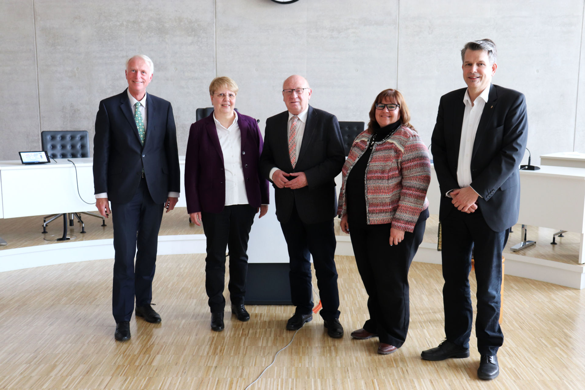 Stephan Aurand (links), Wolfgang Schuster und Matthias Cloos (rechts) bedankten sich bei Kerstin Gerbig (2.v.l.) für die jahrelange Zusammenarbeit und begrüßten Nicole Brinkmann (2.v.r.) als neues Mitglied der Geschäftsleitung. Foto: Lahn-Dill-Kreis