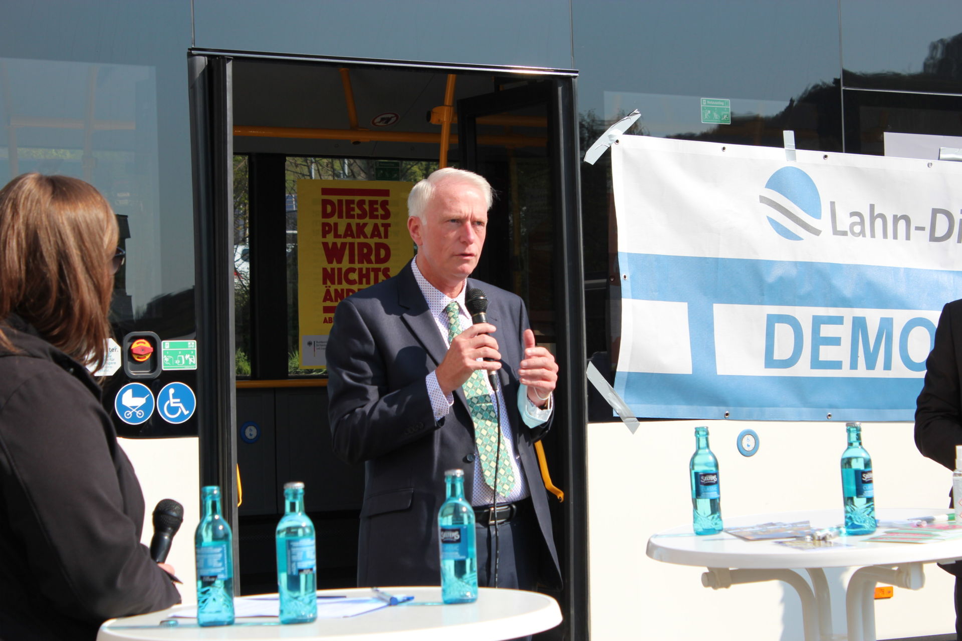 Kreis-Sozialdezernent Stephan Aurand nahm sich Zeit, die vielfältigen Fragen der Schülerinnen und Schüler zu beantworten. (Foto: Lahn-Dill-Kreis)