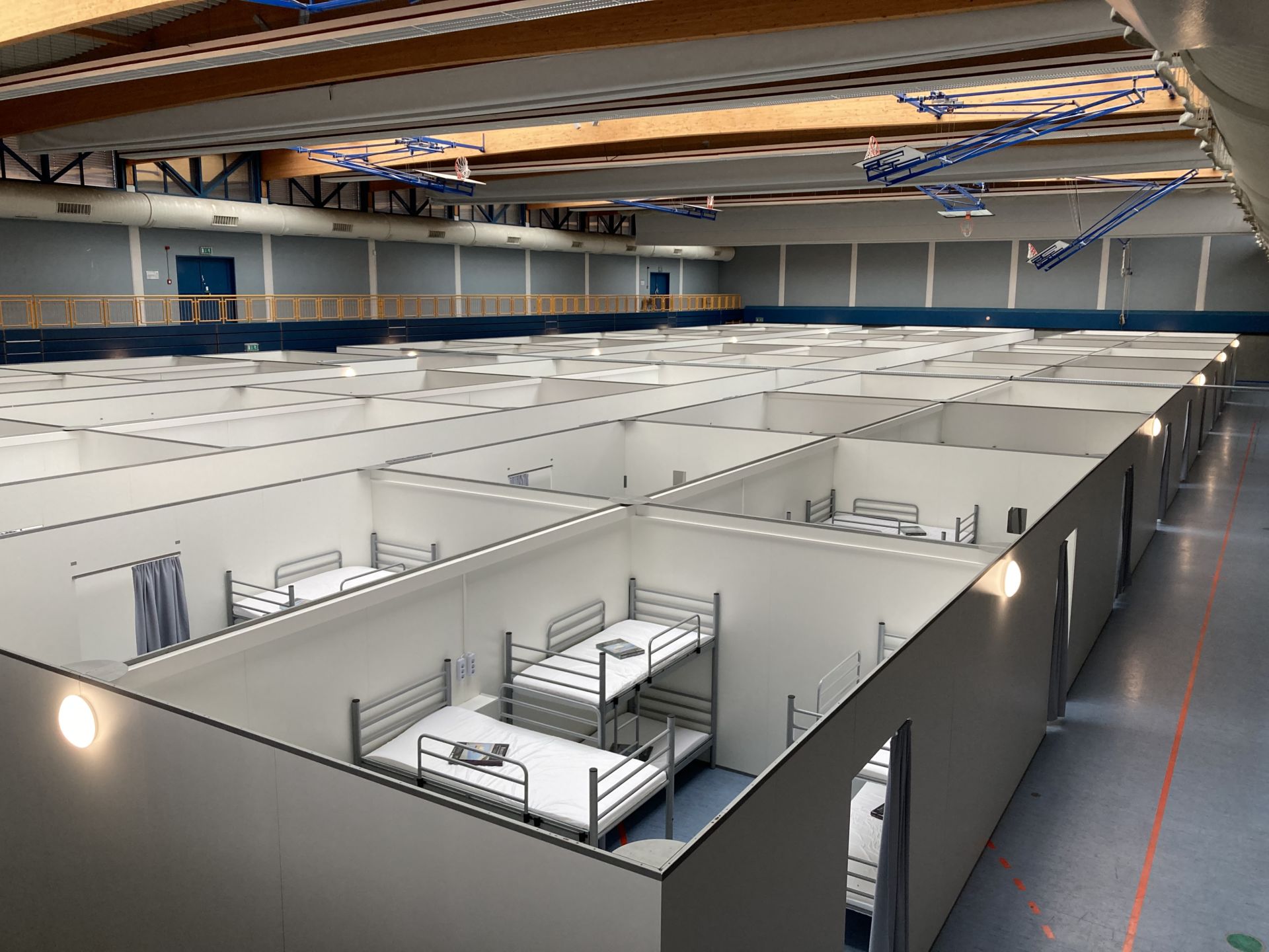 Auch die Notunterkunft in der Turnhalle der August-Bebel-Schule in Wetzlar kann zum 11. Juni 2022 schließen. (Foto: Lahn-Dill-Kreis) Auch die Notunterkunft in der Turnhalle der August-Bebel-Schule in Wetzlar kann zum 11. Juni 2022 schließen. (Foto: Lahn-Dill-Kreis)