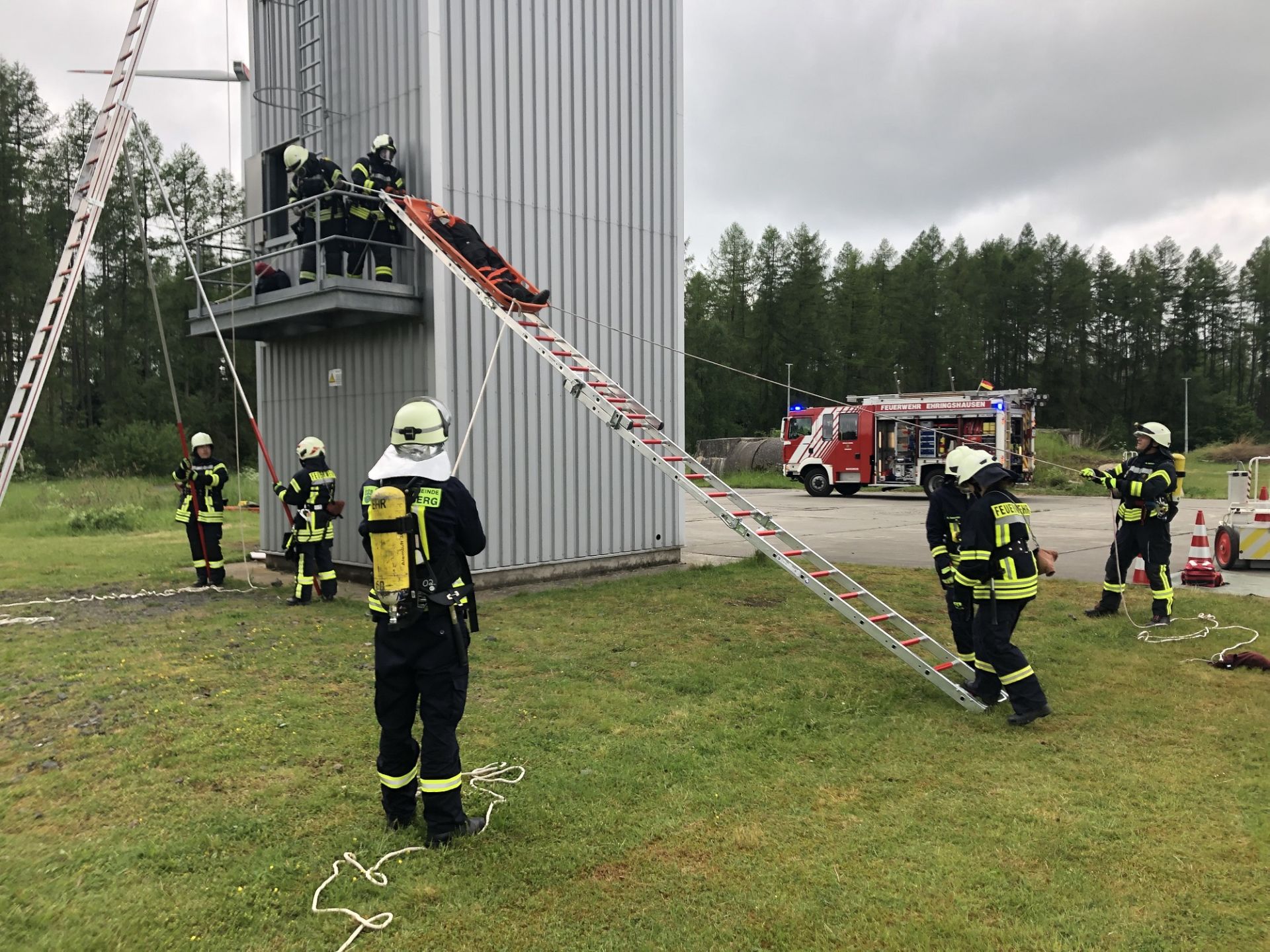 Teile der Prüfung zum Truppführer auf dem Übungsgelände in Frohnhausen waren unter anderem die Rettung von Verletzen sowie das Vordringen in ein Gebäude über eine Leiter. Fotos: Lahn-Dill-Kreis