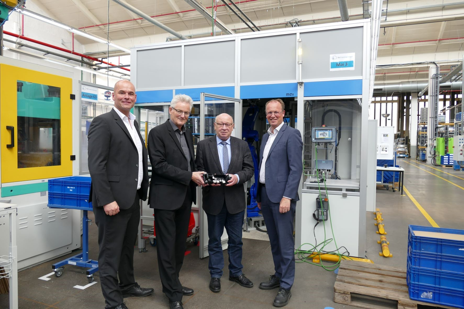 COO Timo Arnold (links) und CEO Robert van der Weck (rechts) führen Prof. Dr. Harald Danne (Zweiter von links) und Landrat Wolfgang Schuster (Zweiter von rechts) durch das Werk. (Foto: Lahn-Dill-Kreis) COO Timo Arnold (links) und CEO Robert van der Weck (rechts) führen Prof. Dr. Harald Danne (Zweiter von links) und Landrat Wolfgang Schuster (Zweiter von rechts) durch das Werk. (Foto: Lahn-Dill-Kreis)