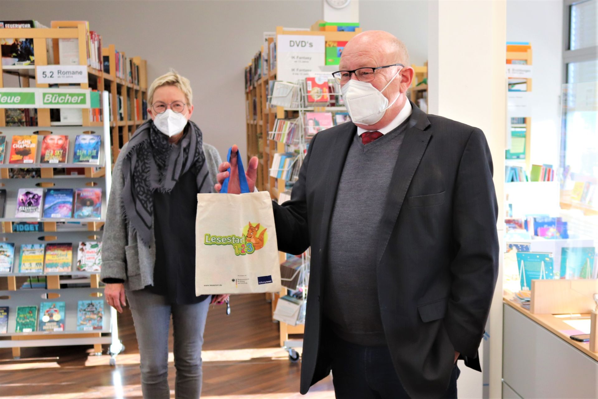 Landrat Wolfgang Schuster freut sich, das Lesestart-Projekt und damit die Bildung der Kinder im Kreis zu unterstützen. (Foto: Lahn-Dill-Kreis)