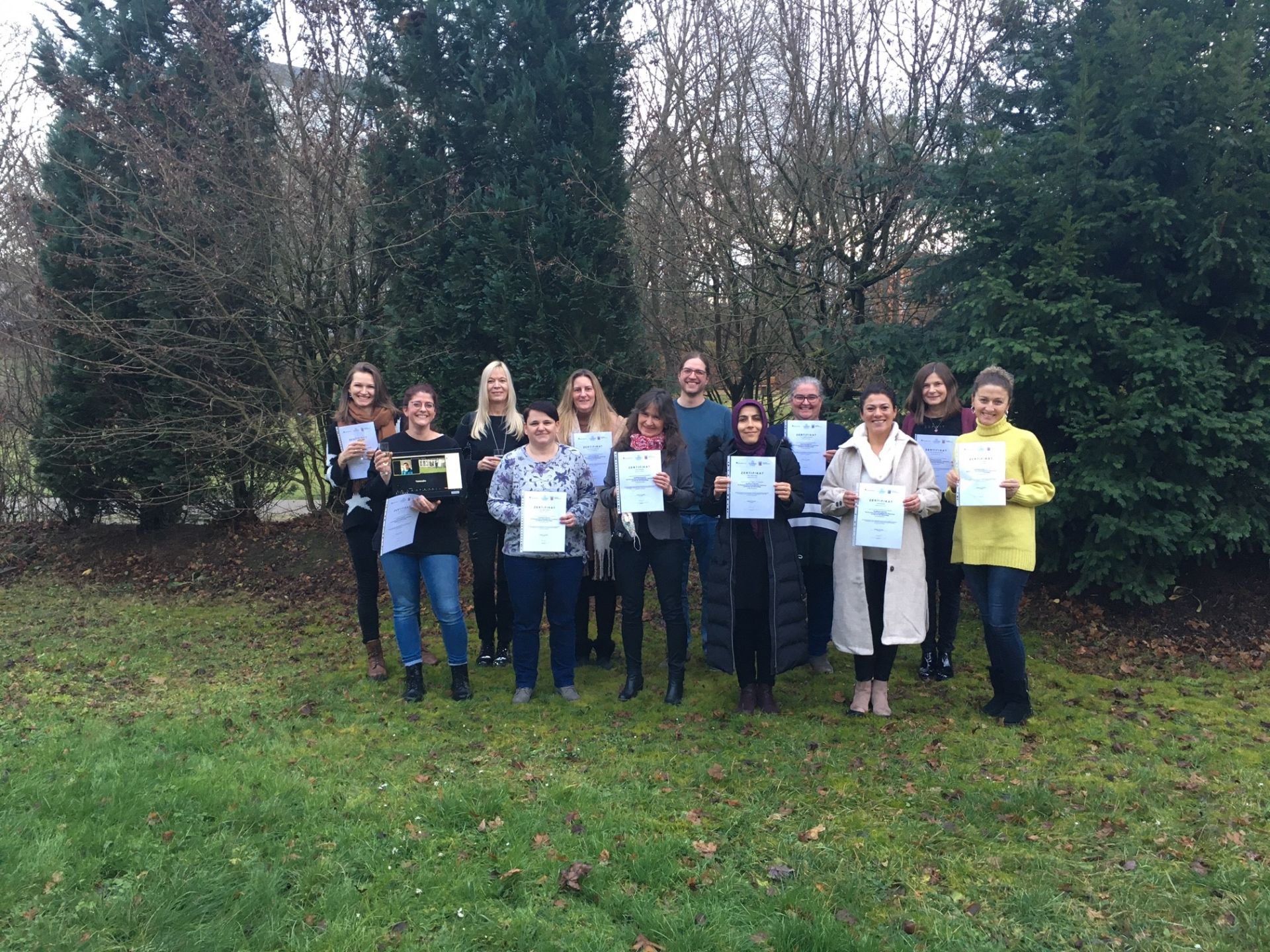 Zwölf neue Absolventinnen und Absolventen für Ganztagsangebote mit Qualität setzten sich setzten im Kurs mit pädagogischen und rechtlichen Grundlagen auseinander. (Foto: Lahn-Dill-Kreis)