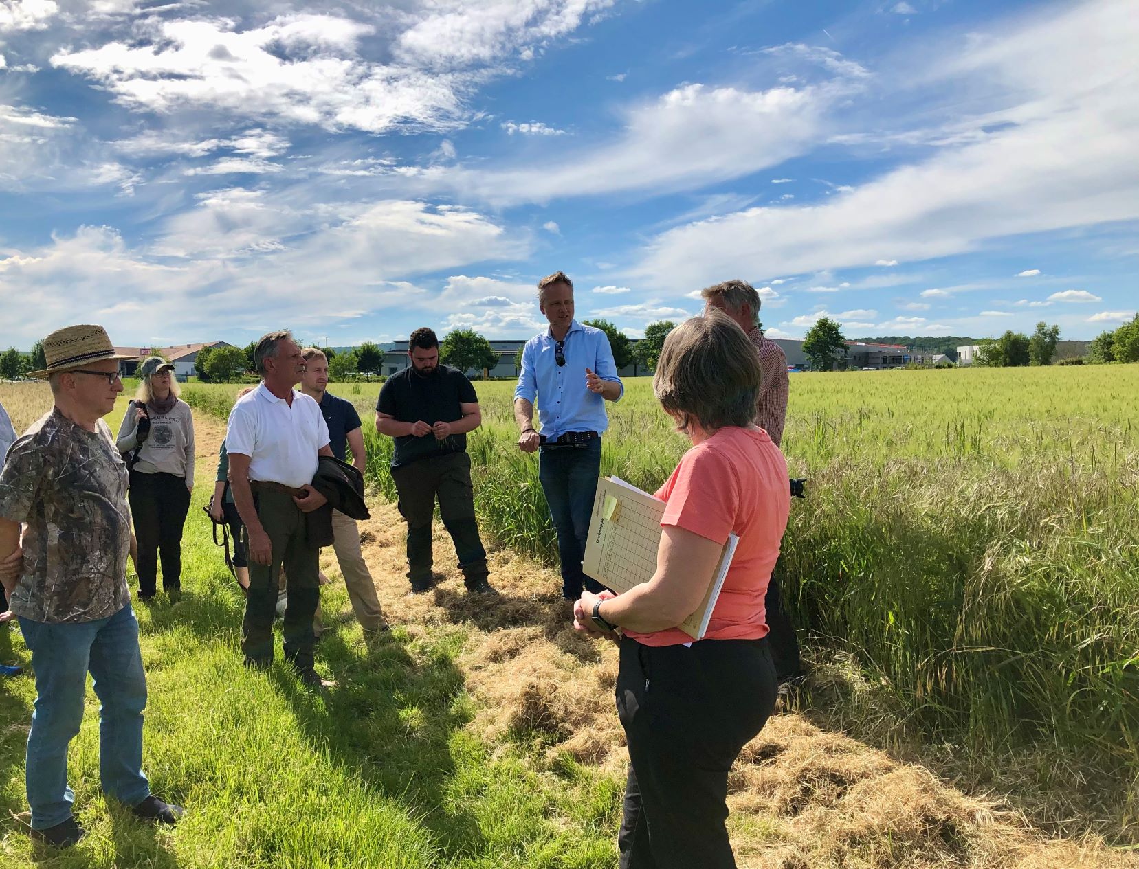 Björn John, Leiter des Fachdienstes für Landschaftspflege, Investitionsförderung und Grundstücksverkehr (Dritter von rechts), und Bettina Schreiner vom Regierungspräsidium Gießen (Erste von rechts) gaben den Exkursionsteilnehmenden viele hilfreiche Informationen über das Feldflurprojekt mit auf den Weg. (Foto: Lahn-Dill-Kreis)