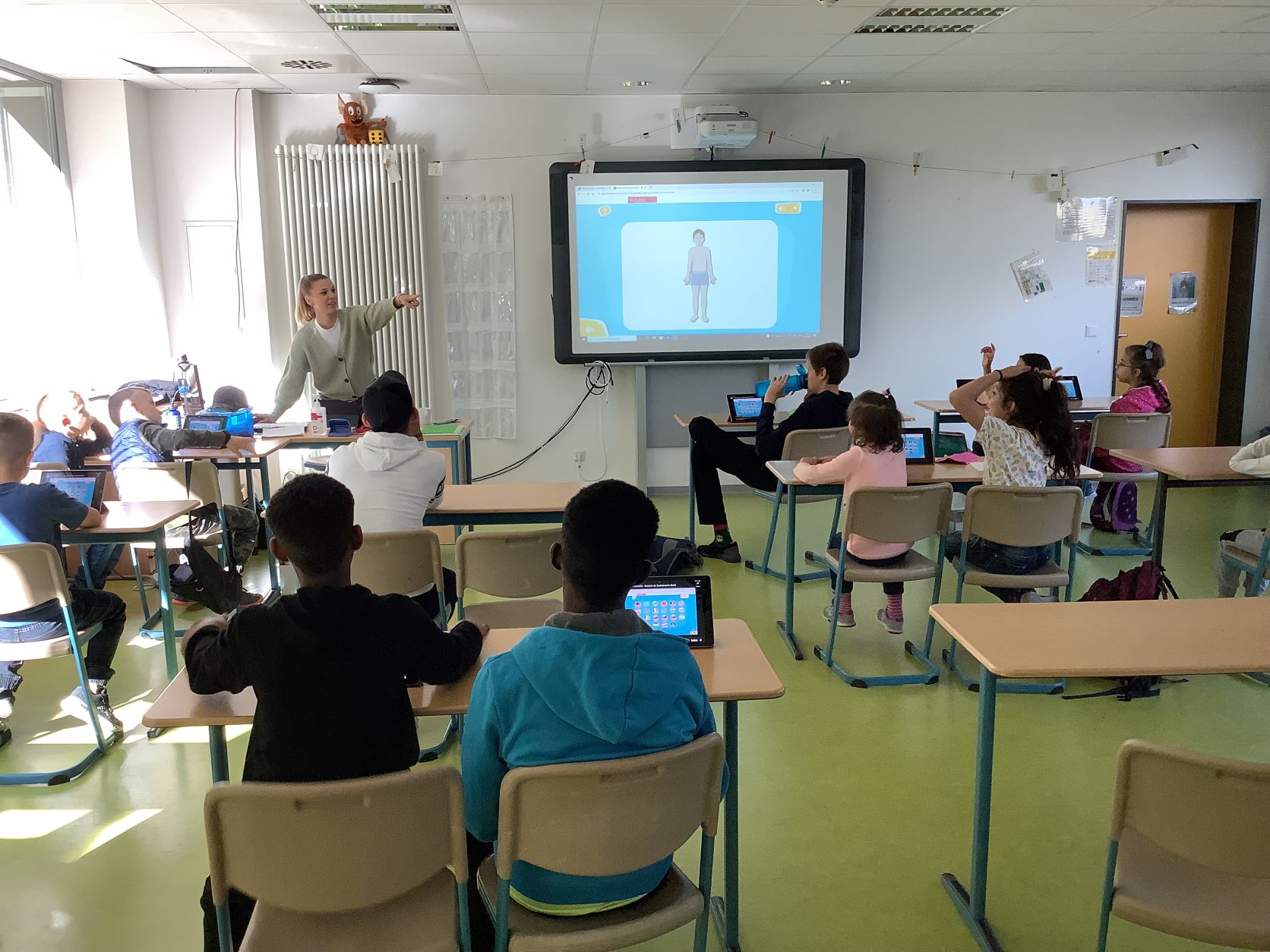 Kerstin Vestner, Lehrerin an der Johann-Heinrich-Alsted-Schule in Mittenaar, setzt die neuen Unterstützungsangebote für Kinder aus der Ukraine gerne in der Intensivklasse ein. (Foto: Lahn-Dill-Kreis)