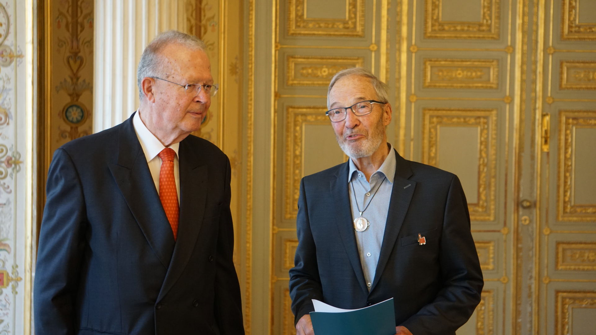 Der Drehorgelspieler Rudolf Krenzer aus Dillenburg (rechts) war bei den Besten der Einzelsammler 2021 an zweiter Position. Karl Starzacher, Vorsitzender des Landesverbands Hessen des Volksbund Deutsche Kriegsgräberfürsorge e. V. (links), bedankte sich für das große Engagement. (Foto: Elisabeth Schommer)