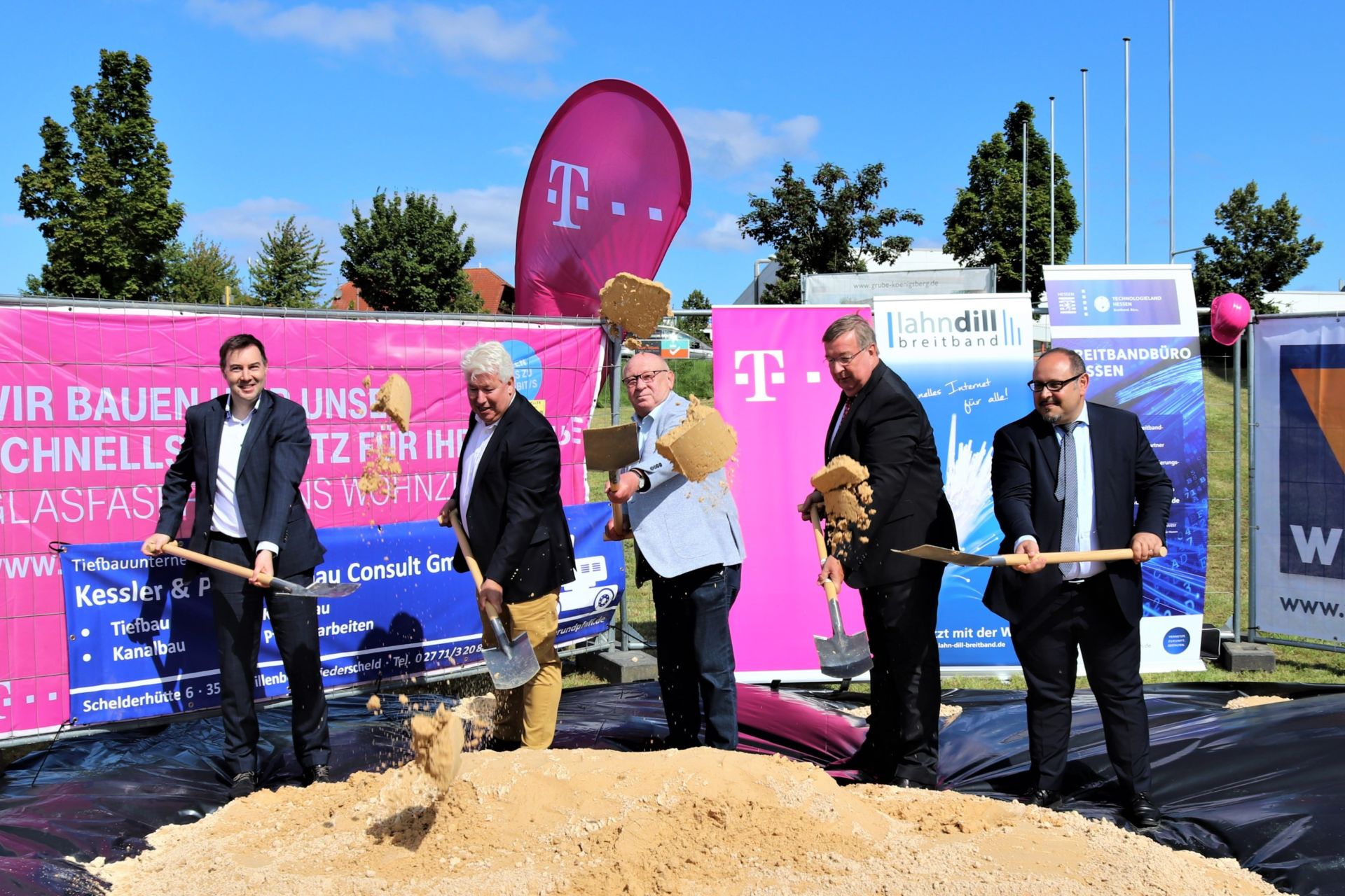 V.l.n.r.: Michael Löttner (Telekom Deutschland), Martin Wagener (atene KOM / Fördergeber Bund), Landrat Wolfgang Schuster, Burghard Loewe (Hauptgeschäftsführer IHK Lahn-Dill) und Pietro Pitruzella (i.A. der Hessischen Digitalministerin / Fördergeber Hessen) setzen den ersten Spatenstich für das neue Projekt. (Foto: Lahn-Dill-Kreis)