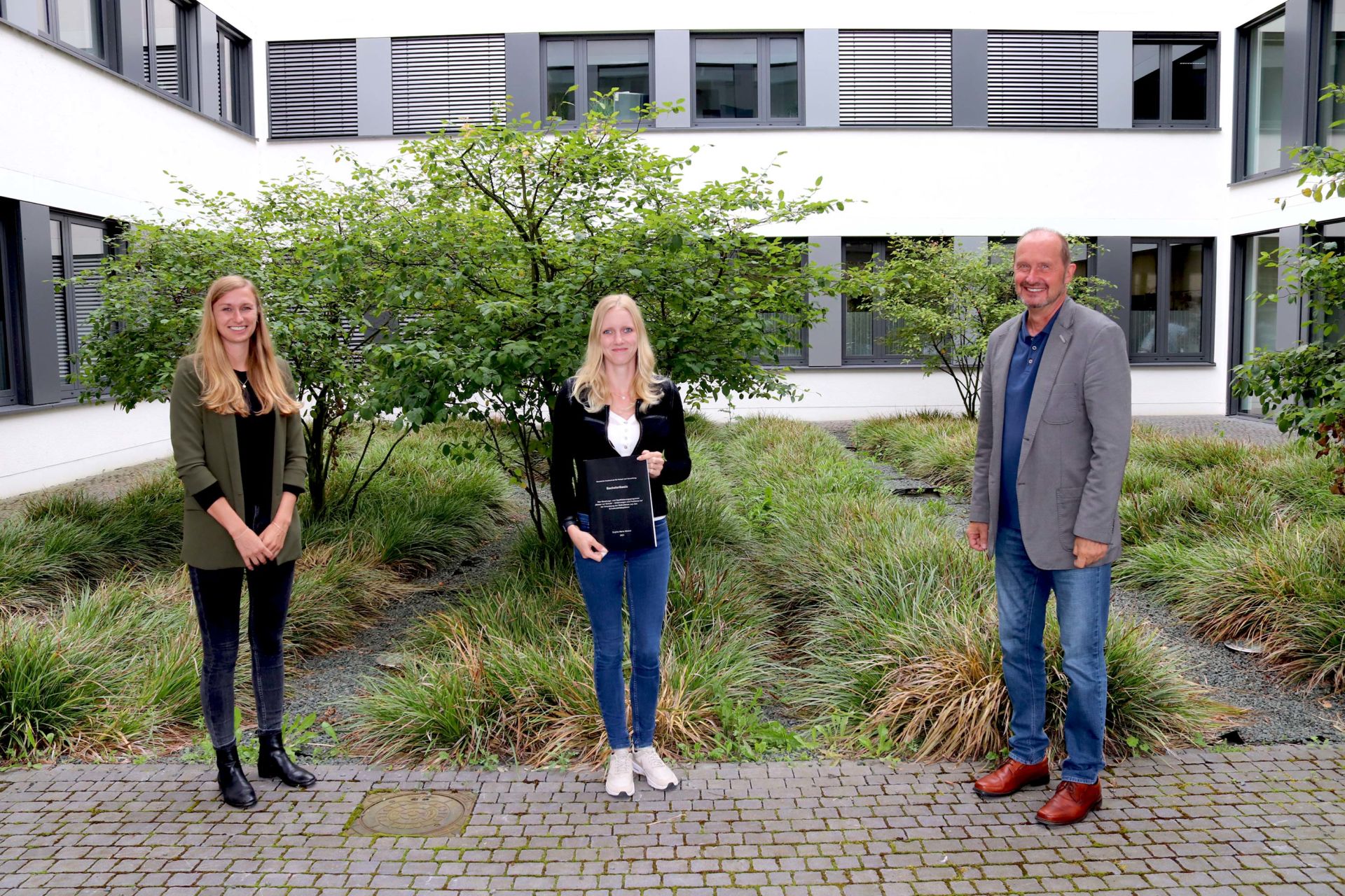 V.l.n.r.: Laura Mette, Mobilitätsmanagerin des Lahn-Dill-Kreises, Studentin Sophie Marie Winkel und Heinz Schreiber freuen sich, dass ‚Besser zur Schule´ so gut bei den Schulen ankommt. (Foto: Lahn-Dill-Kreis)