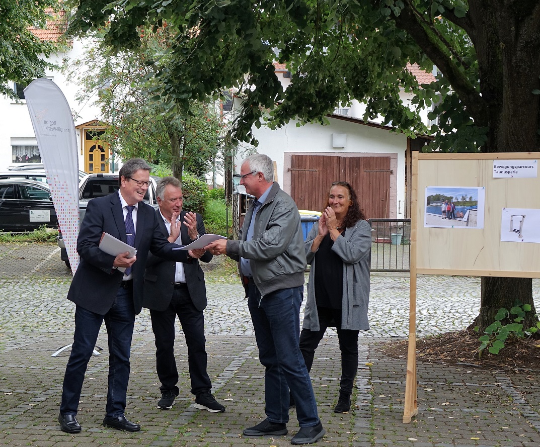257_CMS LEADER Bescheidübergabe1 Bescheidübergabe an Bürgermeister Bernd Heine (Foto: Region Lahn-Dill-Wetzlar e.V.)