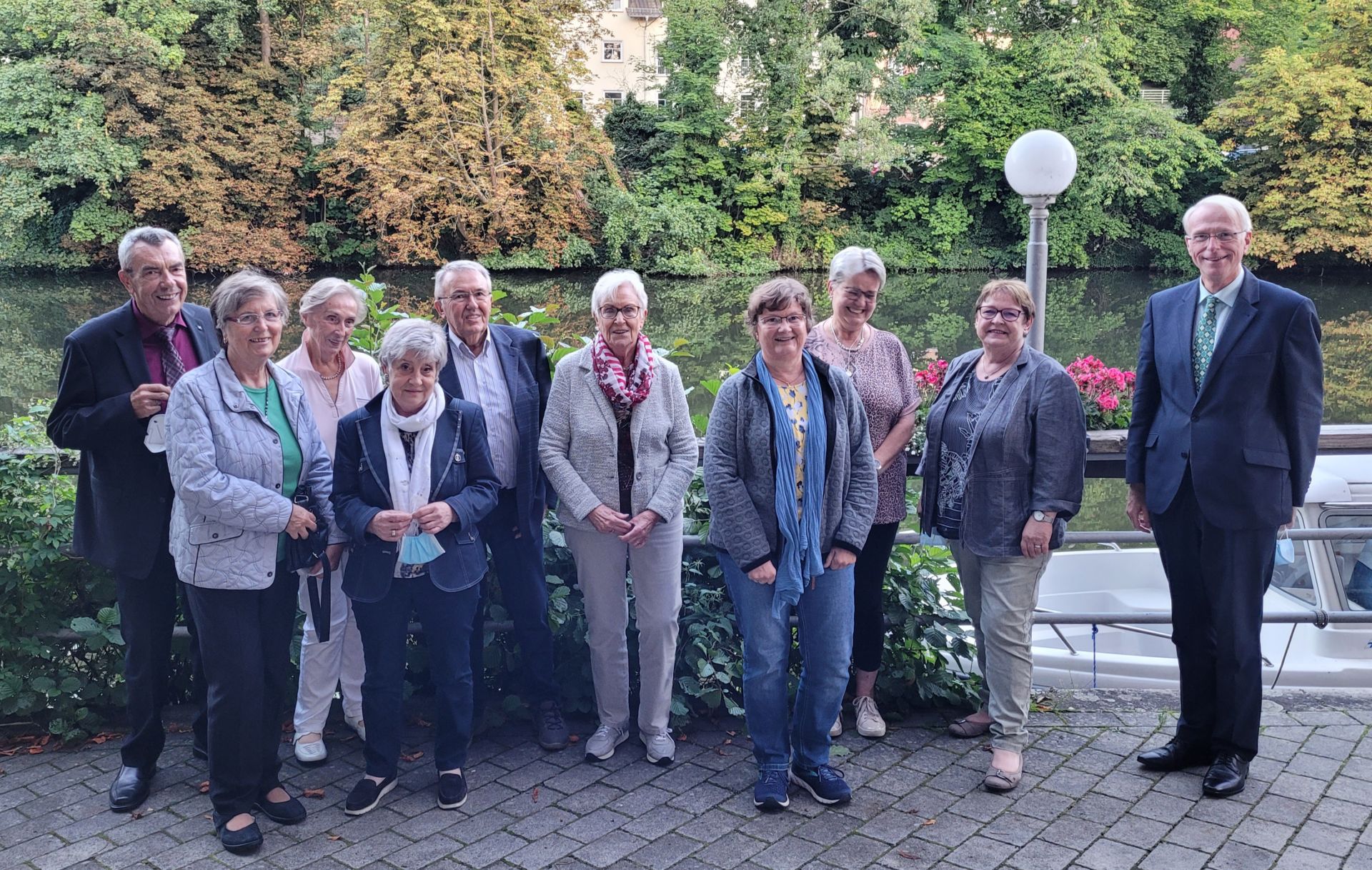 Geballtes Engagement: Die (ehemaligen) Patientenfürsprecher*innen (v. l. n. r.) Werner Becker, Marga Becker, Luise Fuhrländer, Lydia Anna Brückel, Karl-Heinz Straßheim, Erika Zander, Sigrid Maria Winkler, Gabriele Walther, Kornelia Kissel, gemeinsam mit Stephan Aurand (rechts). (Foto: Lahn-Dill-Kreis)