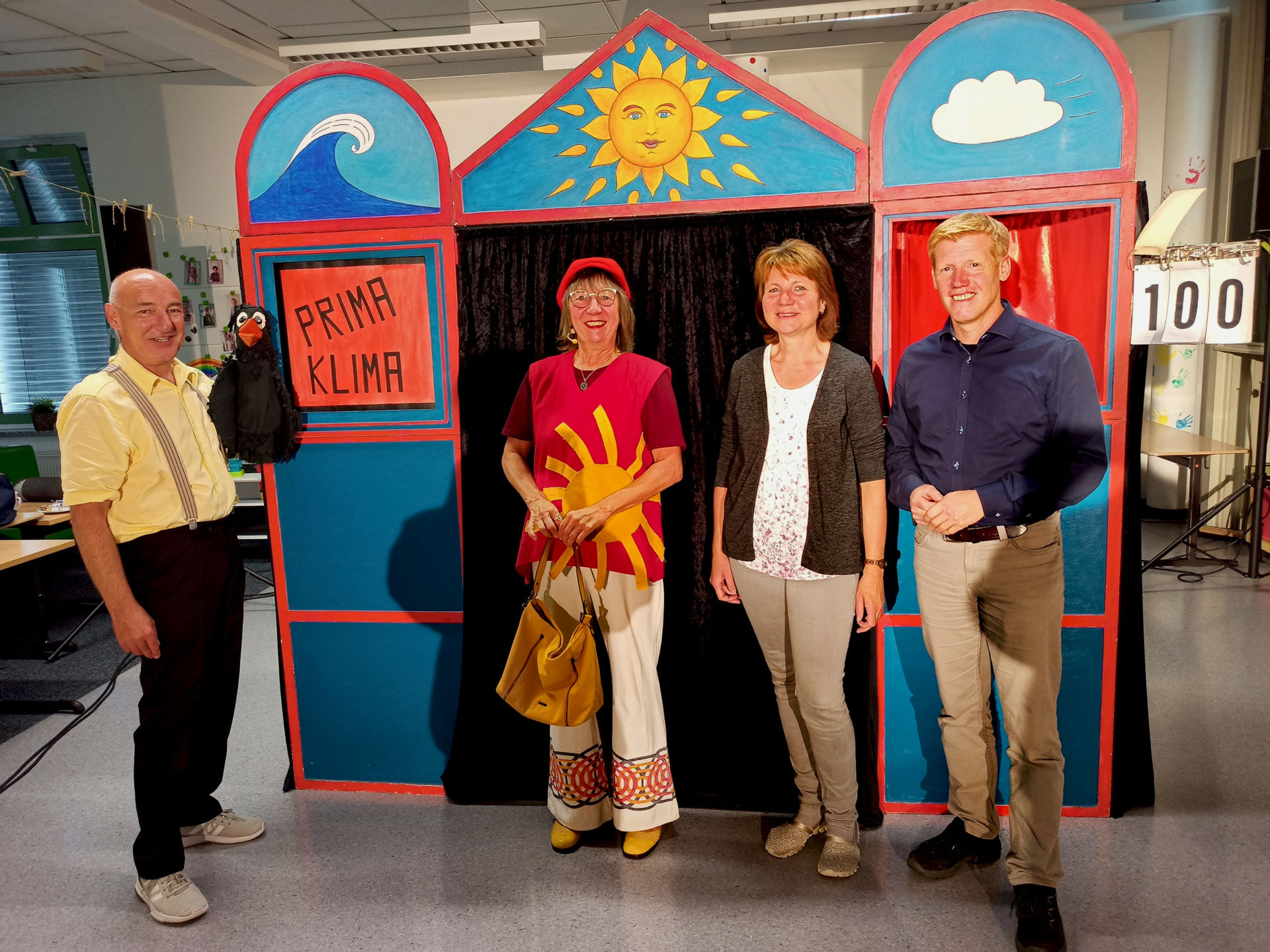 Rudi Rabe erklärt Grundschulkindern den Klimaschutz: v. l. n. r.: Ralf Reichard mit Rudi Rabe, Sigrid Fath, Ina Weinmann und Ingo Dorsten. (Foto: Lahn-Dill-Kreis)