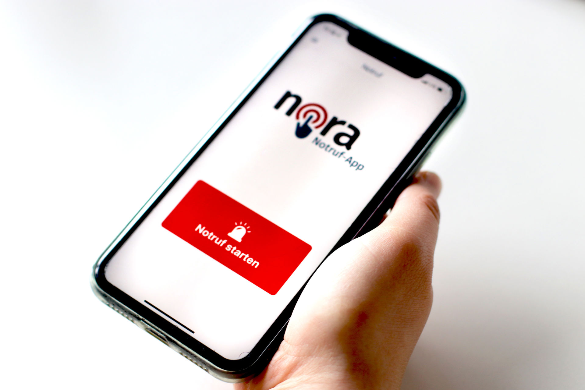 Im Lahn-Dill-Kreis ab sofort den Notruf mit der App nora absetzen. Eine Hand hält ein Mobiltelefon, auf dem die Nora-App geöffnet ist. (Foto: Lahn-Dill-Kreis)