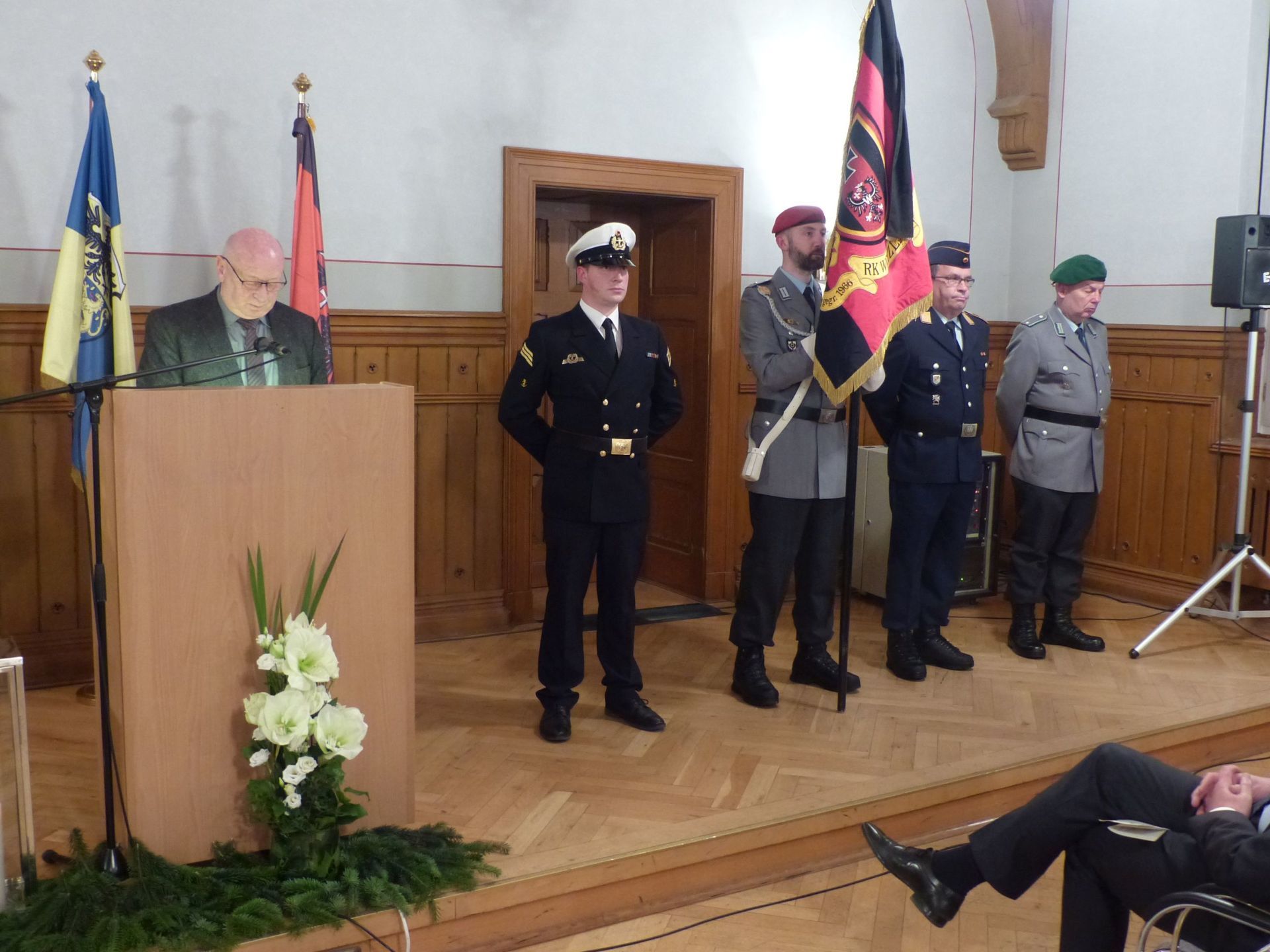 Landrat Schuster und die Ehrenformation der Reservistenkameradschaft (Foto: Stadt Wetzlar)