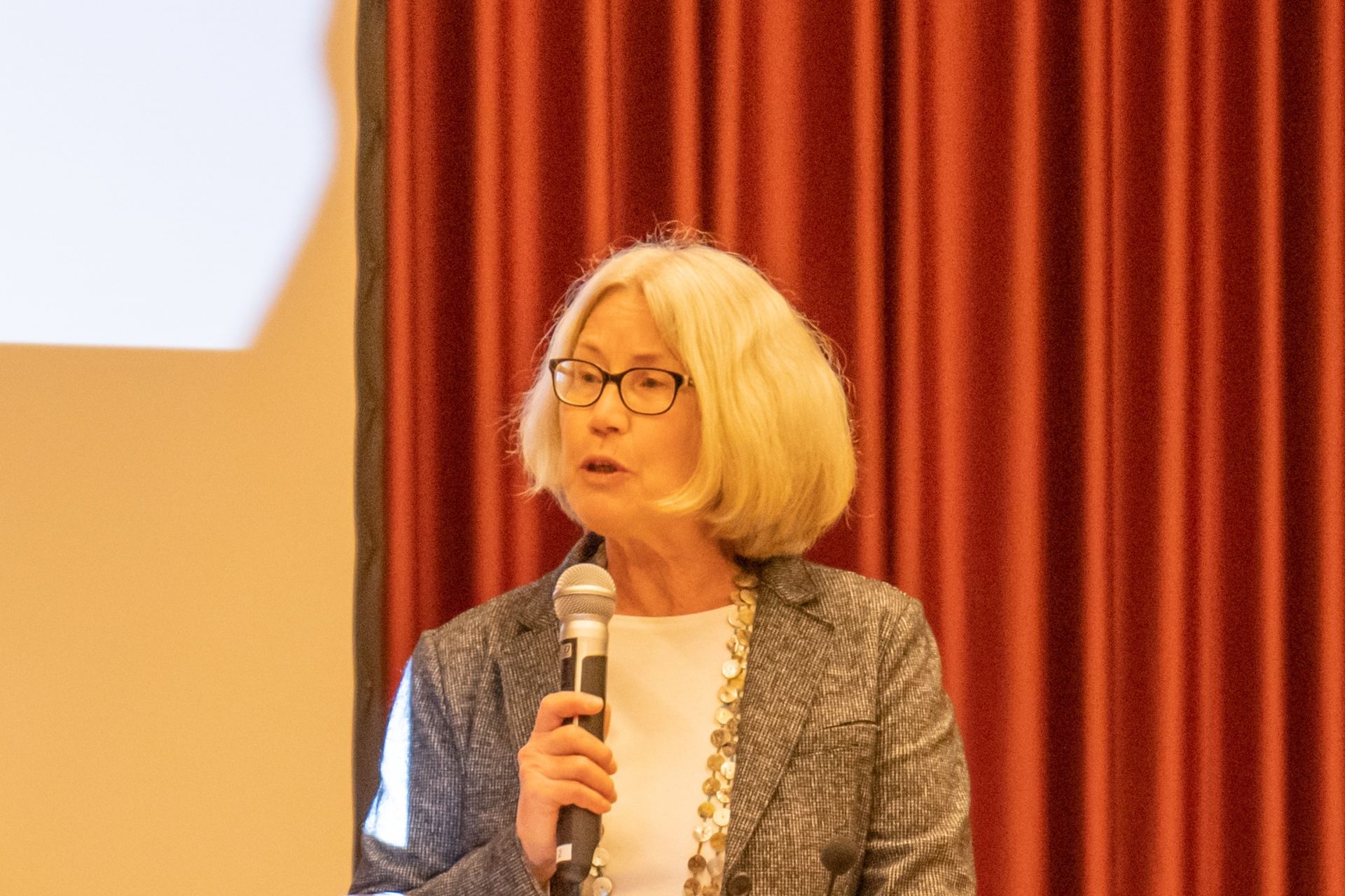 Margot Schäfer erklärte bei der Jubiläumsveranstaltung des Projekts, wie wichtig die Beteiligung der Landwirte am Feldflurprojekt für den heimischen Artenschutz ist. (Foto: Lahn-Dill-Kreis)