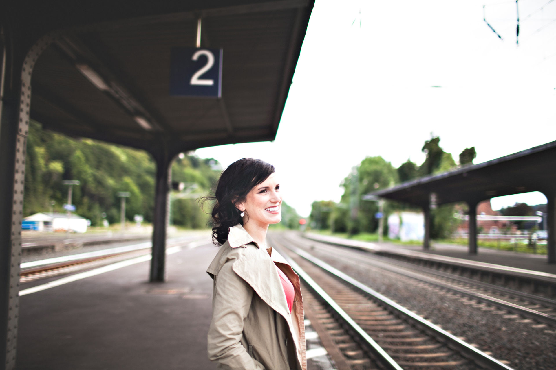 Frau wartet auf Zug. Foto: Lahn-Dill-Kreis
