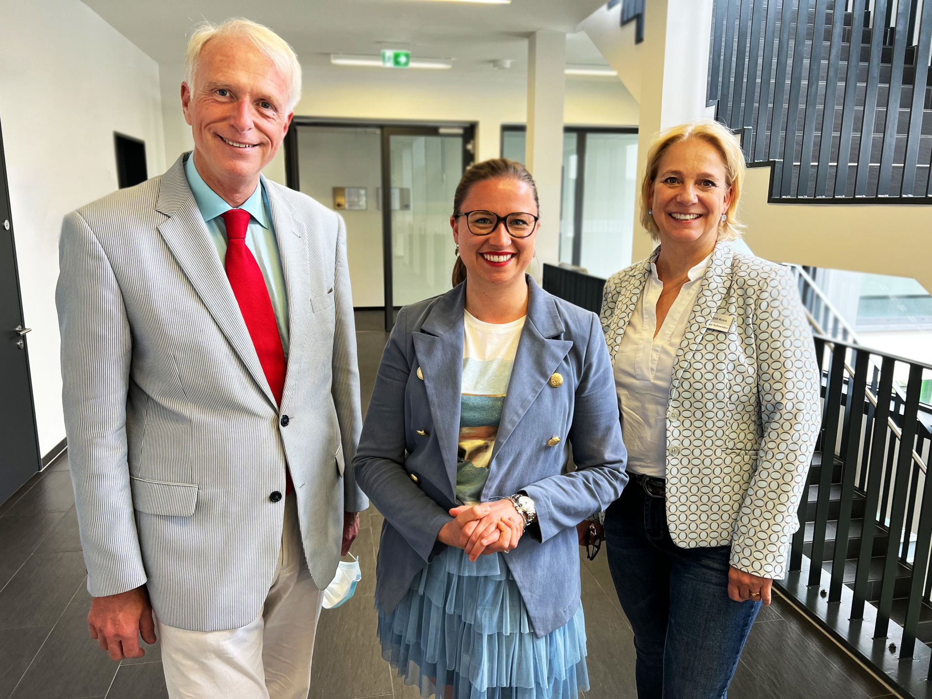 Privatdozentin Dr. Maximiliane Schlenz von der Justus-Liebig-Universität Gießen (Mitte) hat Kreis-Sozialdezernent Stephan Aurand und Frauke Flender-Schneider (AG Altenhilfeplanung) in Wetzlar besucht, um über digitale Senioren-Zahnmedizin zu sprechen. Foto: Lahn-Dill-Kreis