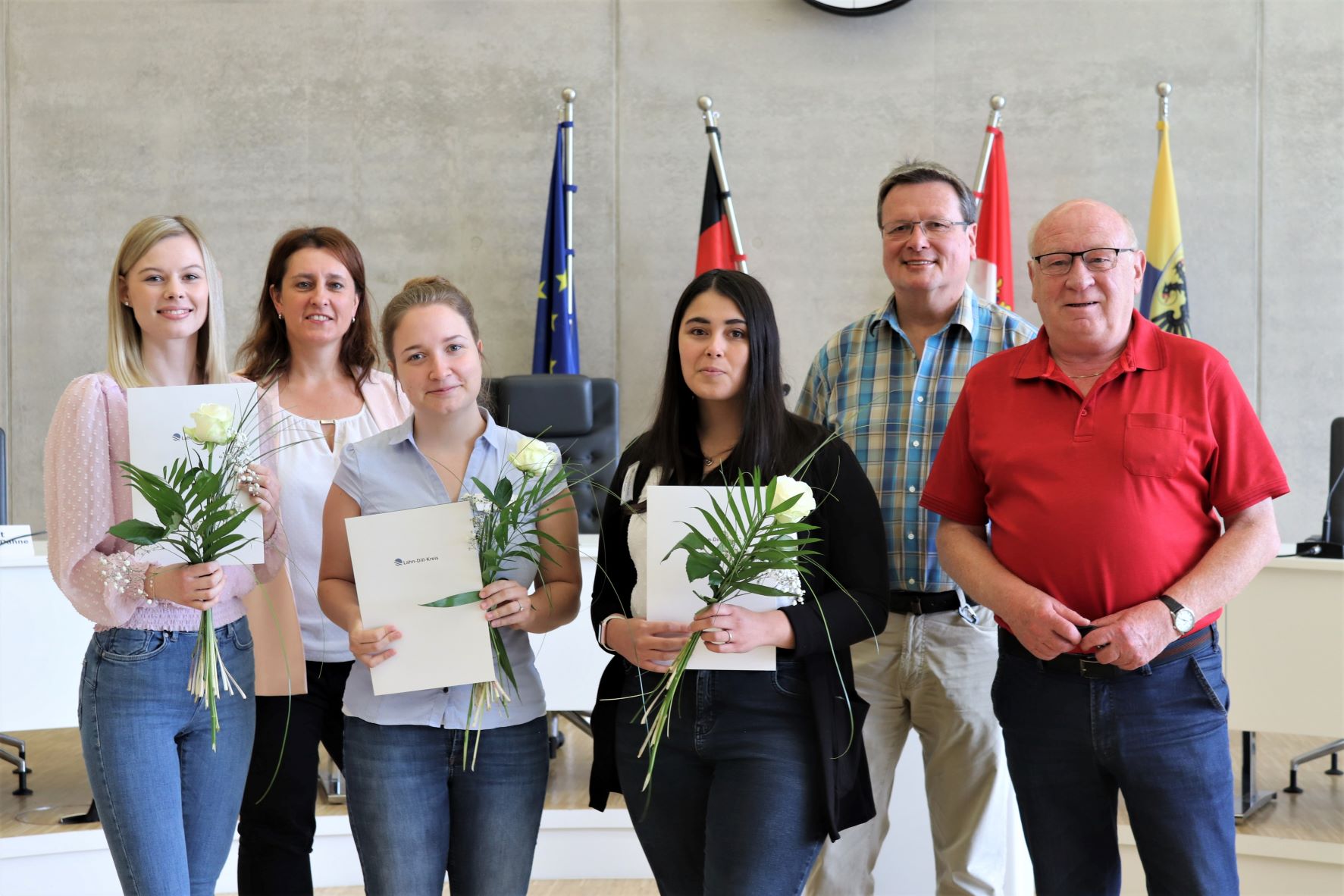 Ausbildungsleiterin Angelika Zimmermann (2.v.li.), Landrat Wolfgang Schuster (re.) und Erster Kreisbeigeordneter Roland Esch freuen sich, die neuen Kolleginnen Lea Schnarre (li.), Victoria Reis (3.v.li.) und Claire Kaiser (3.v.re.) im Team der Kreisverwaltung begrüßen zu können. Foto: Lahn-Dill-Kreis