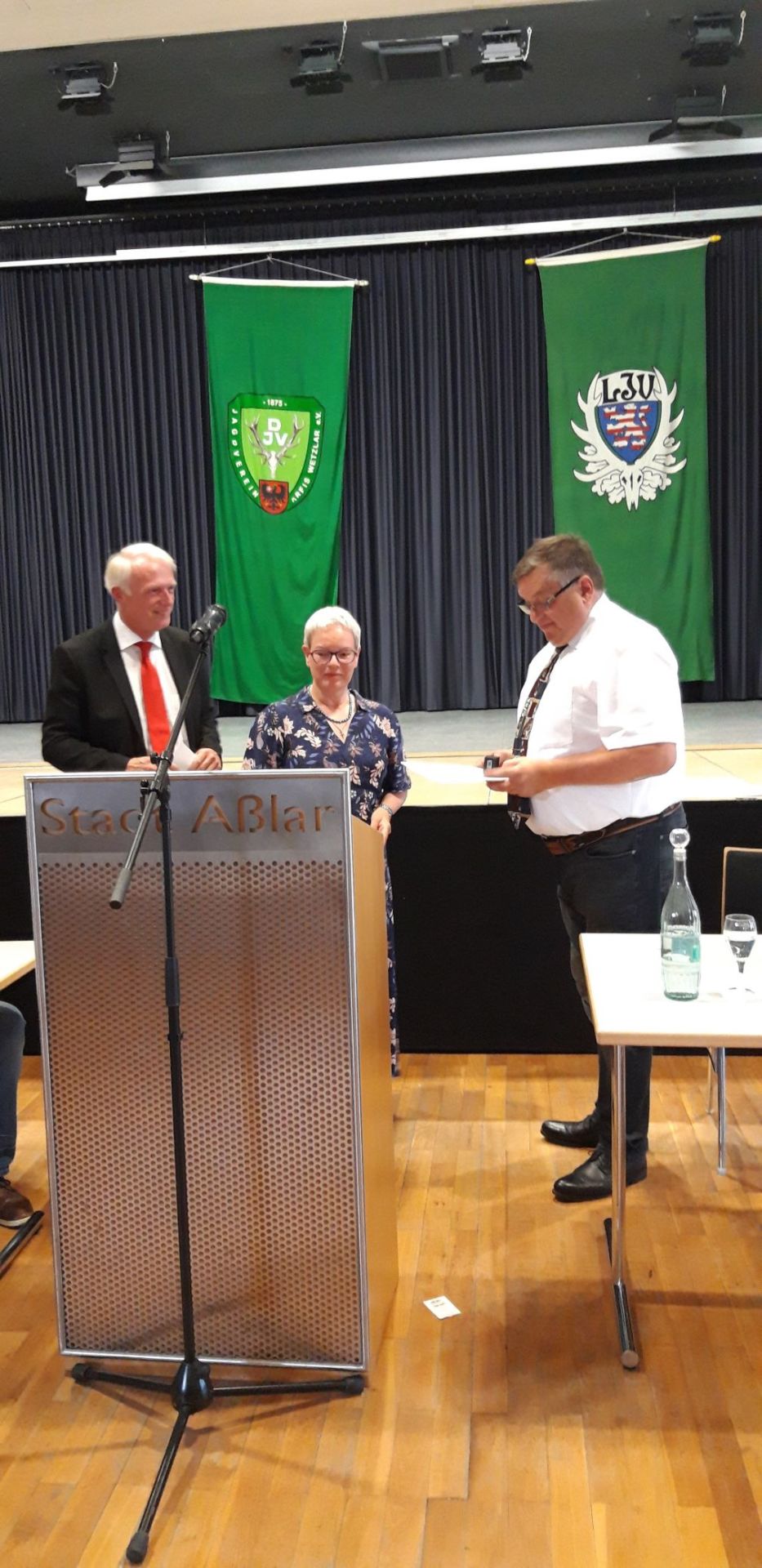 Stephan Aurand (li.) und Herborns Stadträtin Judith Jackel überreichen Thomas Michael Schäfer die Auszeichnung für sein langjähriges Engagement. Foto: Björn Theiss