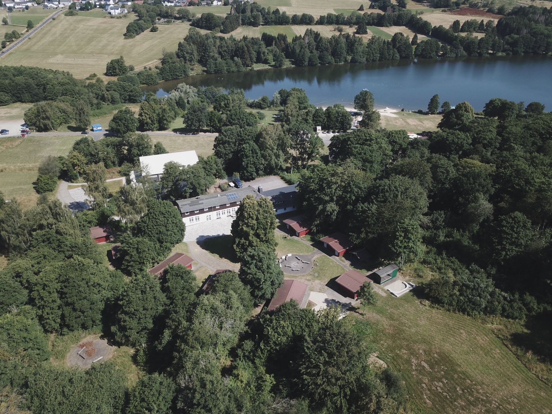 Das Jugendfreizeitheim Heisterberg wird ab Mitte September als neues Ankunftszentrum für den Lahn-Dill-Kreis hergerichtet. Bis zu 110 Menschen finden in den bestehenden Gebäuden Platz. Foto: Lahn-Dill-Kreis