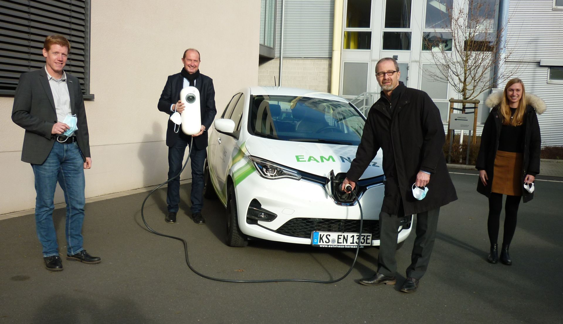 Wollen die Elektromobilität in der Region weiter voranbringen (von links): Ingo Dorsten, Heinz Schreiber, Marco Müller, Laura Mette. (Foto: Lahn-Dill-Kreis)