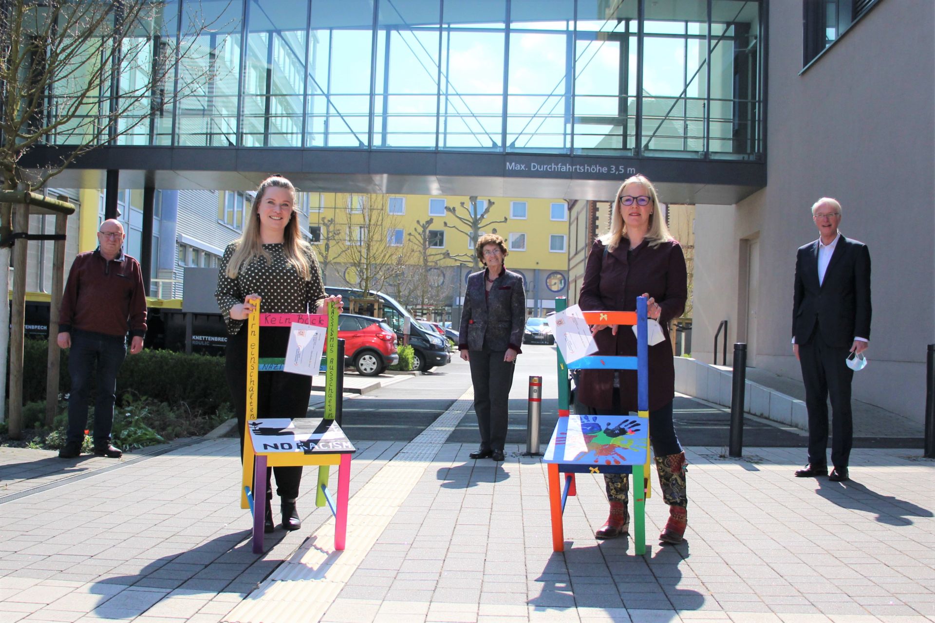 Chantal Maier, Britta Westen und Heidi Janina Stiewink übergaben die Stühle an Landrat Wolfgang Schuster und Kreis-Sozialdezernent Stephan Aurand. Von links nach rechts: Wolfgang Schuster, Chantal Maier, Heidi Janina Stiewink, Britta Westen, Stephan Aurand (Foto: Lahn-Dill-Kreis)