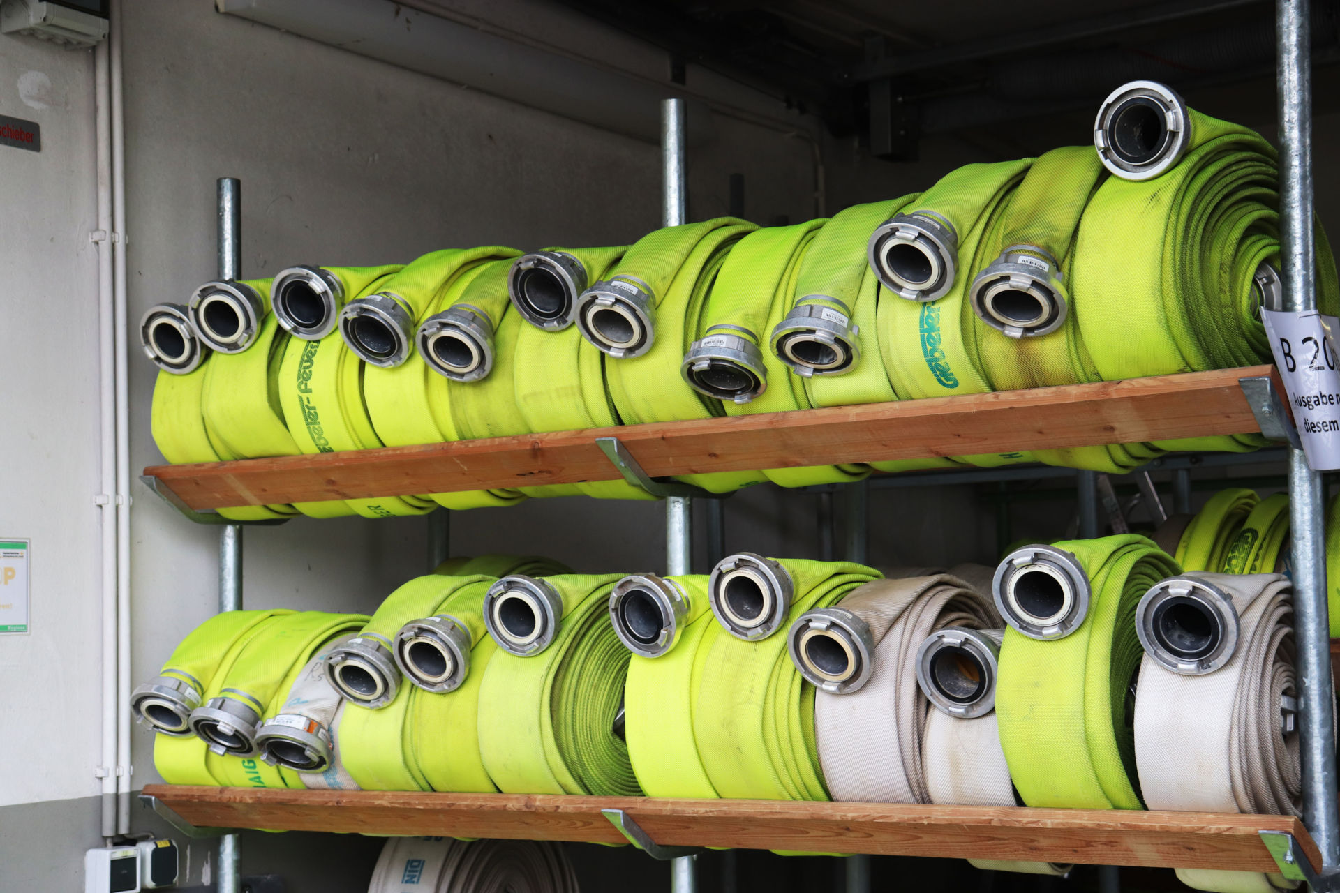 Zugeordnete Löschschläuche werden direkt wieder eingelagert. Das Bild zeigt die Schlauchgarage der Feuerwehr Haiger. Foto: Lahn-Dill-Kreis
