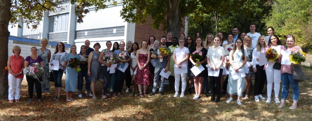 196_Altenpflegeexamen1 Die Absolventinnen und Absolventen mit Schulleiterin Kerstin Freund-Gutmann (Zweite von links), Kursleitung Karina Höppner (links), Kursleitung Karin Jääger (Dritte von links) und stellvertretender Schulleiter Markus Roth (Siebter von links). Foto: Bildungszentrum Lahn-Dill