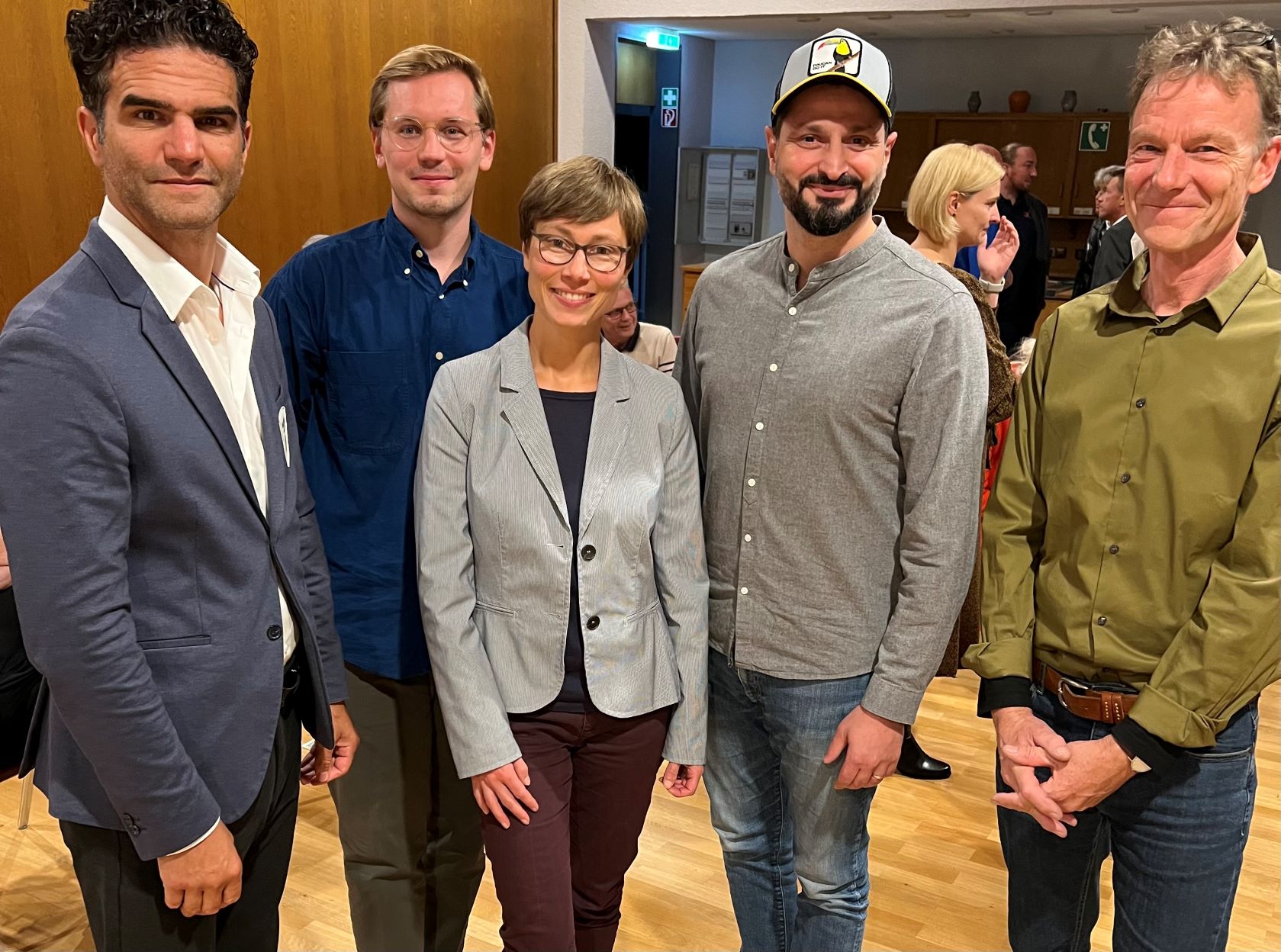 Alon Meyer, Präsident von Makkabi Deutschland und TuS Makkabi Frankfurt e.V., Luis Engelhardt, Projektleiter von „Zusammen1“, Herdes Teich vom Vielfaltszentrum WIR des Lahn-Dill-Kreises, Hakan Tekin, Fußballtrainer bei Makkabi Deutschland und Norbert Wenzel vom Vielfaltszentrum (von links) freuen sich über den gemeinsamen Austausch. Foto: Lahn-Dill-Kreis