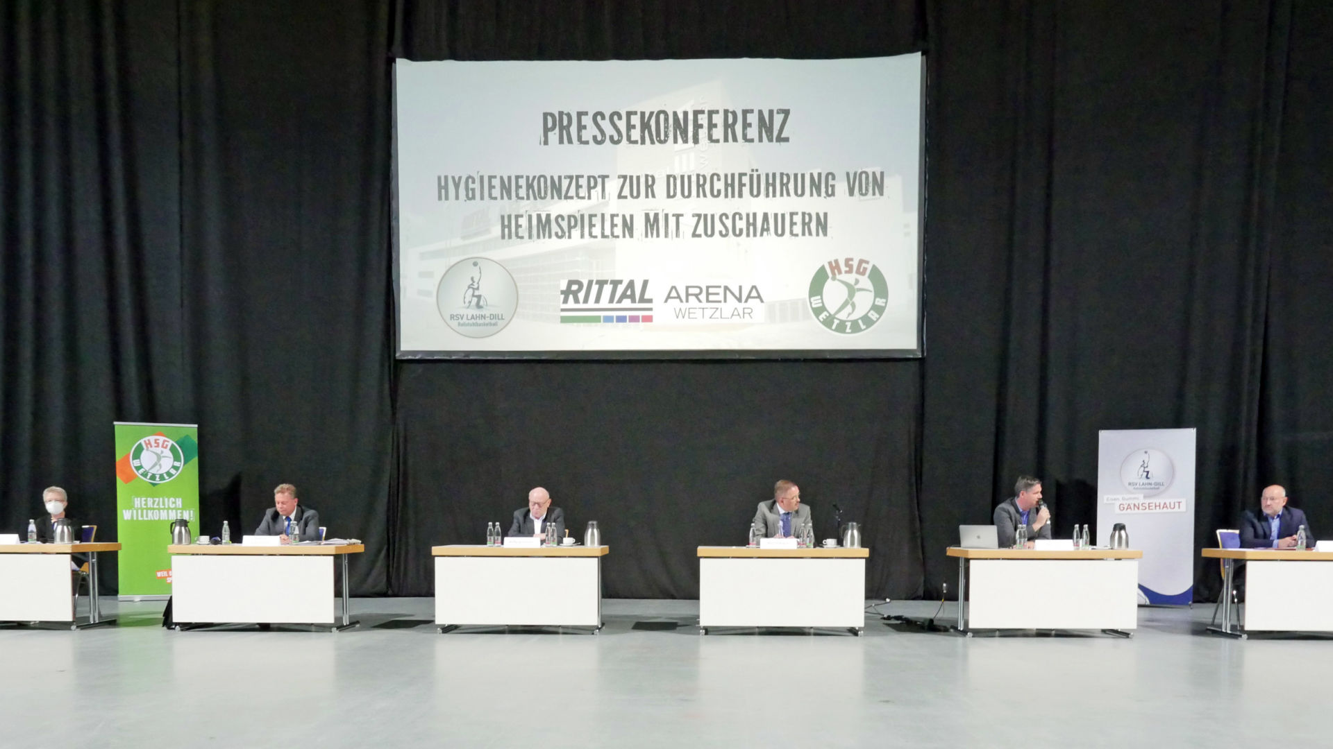 Pressekonferenz zum Hygienekonzept: Dr. Gisela Ballmann, Reinhard Strack-Schmalor, Wolfgang Schuster, Manfred Wagner, Björn Seipp und Andreas Joneck. (Foto: Marina Failing)