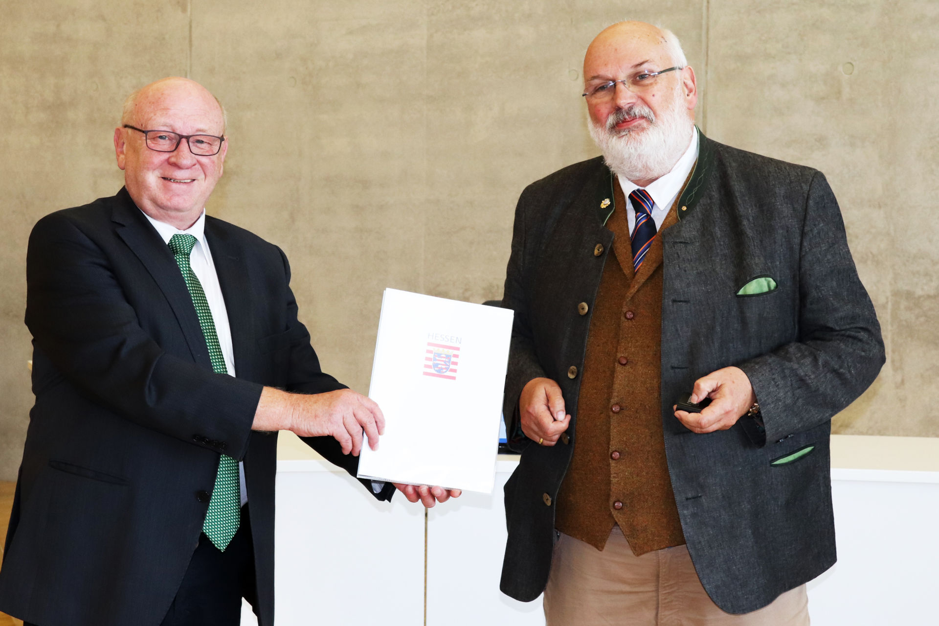 Landrat Wolfgang Schuster überreicht Martin Simon im Namen des Landes Hessen den Ehrenbrief. (Foto: Lahn-Dill-Kreis)