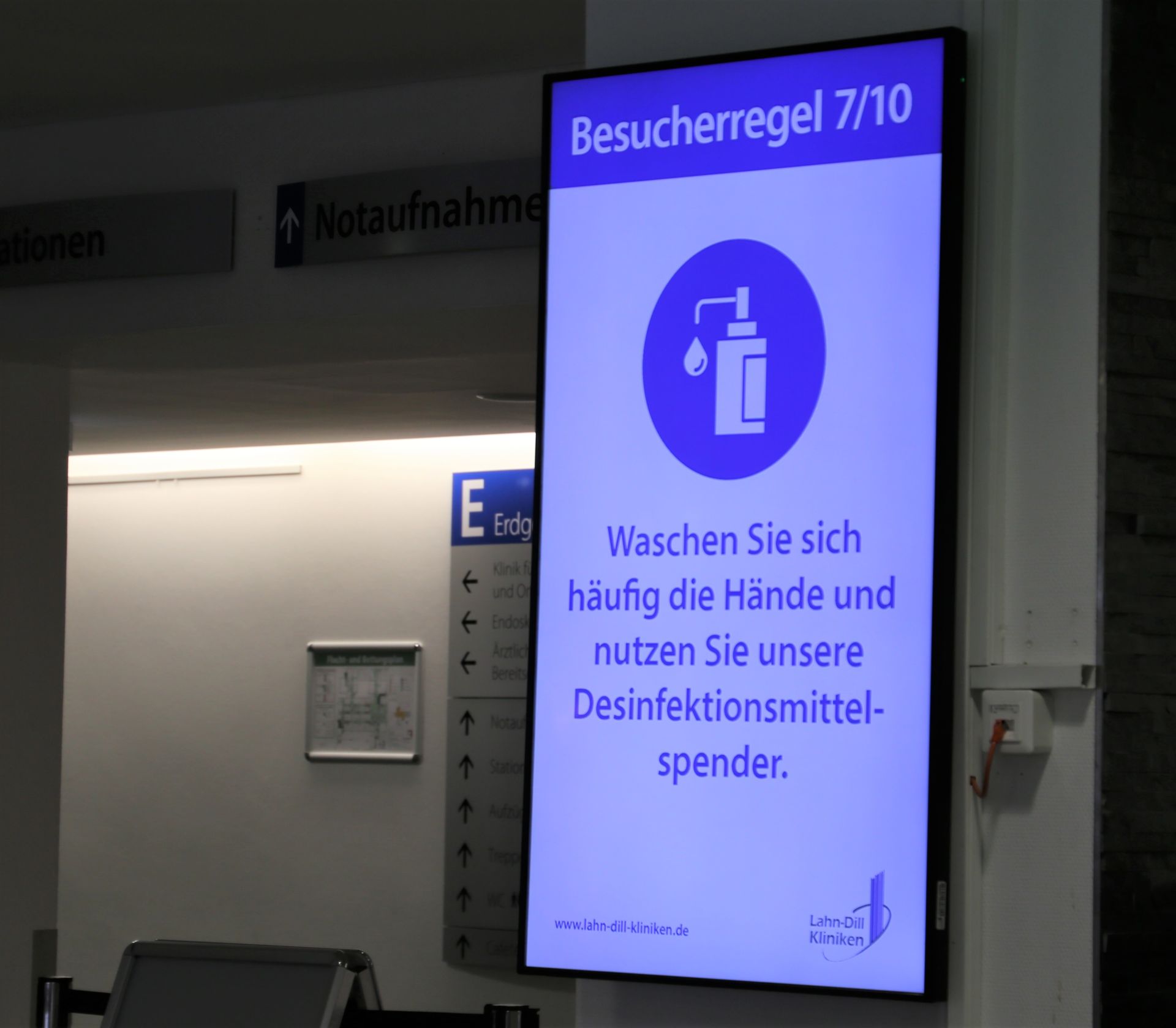 Besucher werden gebeten, die zehn Hygiene- und Abstandsregeln einzuhalten (Foto: Lahn-Dill-Kliniken)