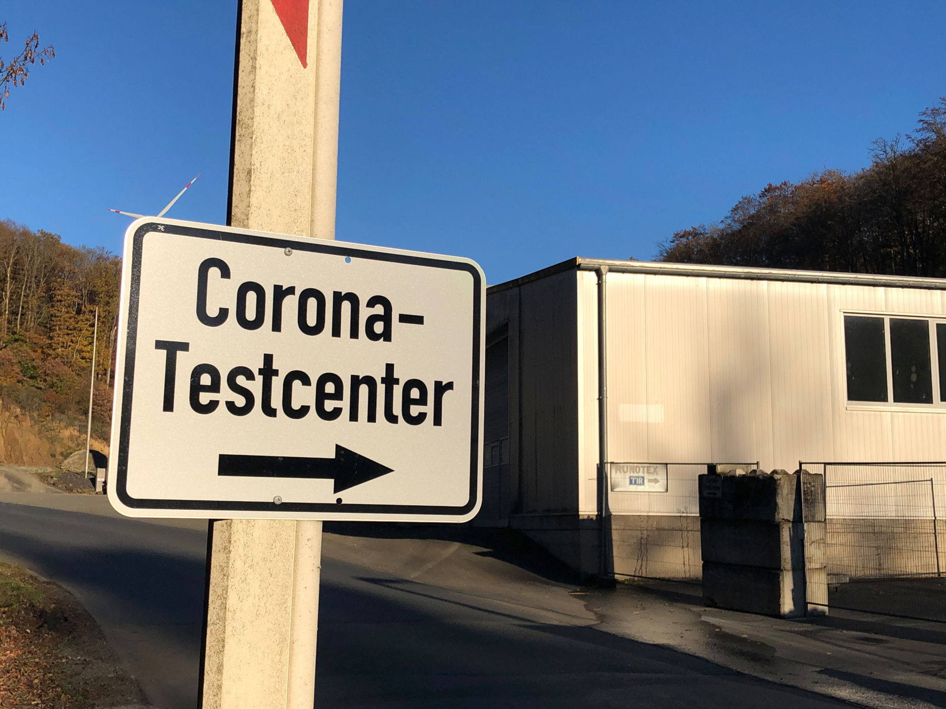 Wegweisende Schilder zum Testzentrum sind in dieser Woche an der Abfahrt zur Abfallwirtschaft Lahn-Dill bei Bechlingen angebracht worden. (Foto: Lahn-Dill-Kreis/Michael Pichl)