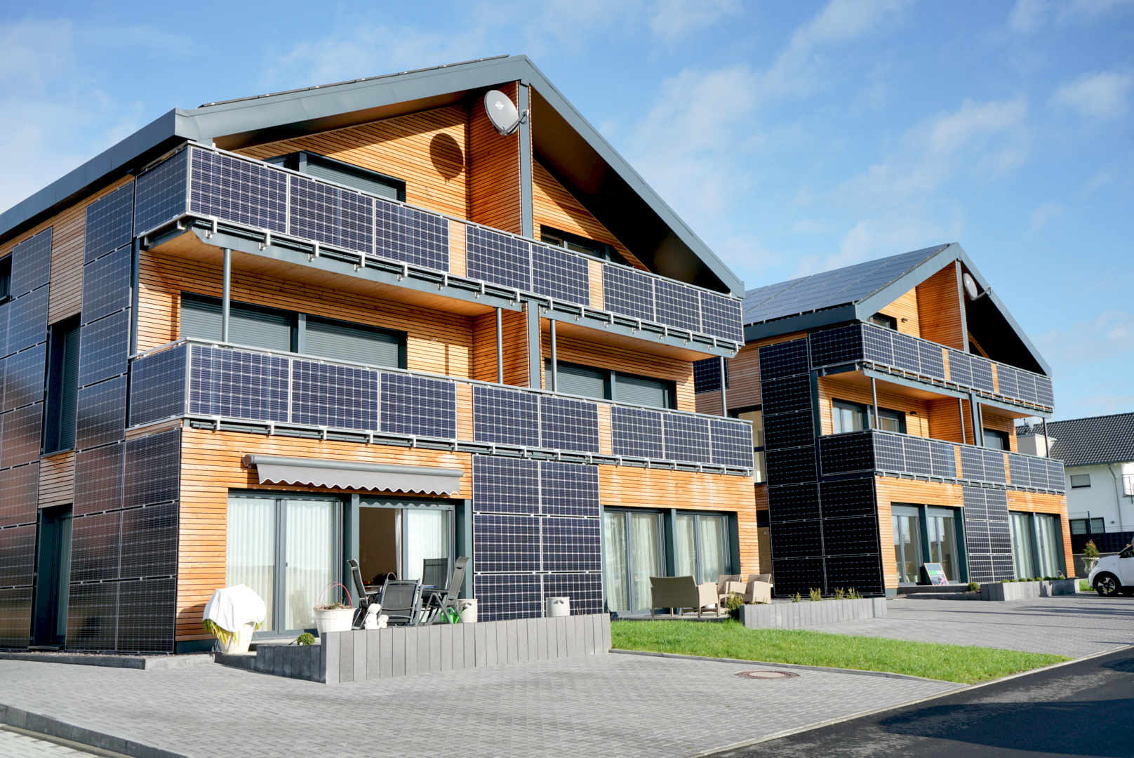 Alle Fassaden der Häuser sind mit Photovoltaikmodulen belegt. Foto: Lahn-Dill-Kreis
