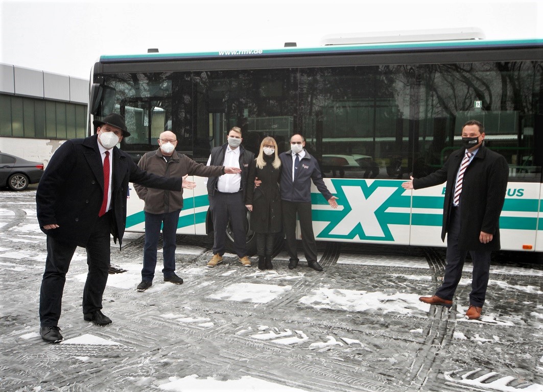 350_Expressbuslinien_Marburg_Biedenkopf_Lahn_Dill_c_RMV_Rainer_Waldinger (v.l.): Marian Zachow, Erster Kreisbeigeordneter des Landkreises Marburg-Biedenkopf; Wolfgang Schuster, Landrat des Lahn-Dill-Kreises; Stefan Lyding, Geschäftsführer von Lyst-Reisen mit Familie und RMV-Geschäftsführer Dr. André Kavai (Foto:© RMV / Rainer Waldinger)