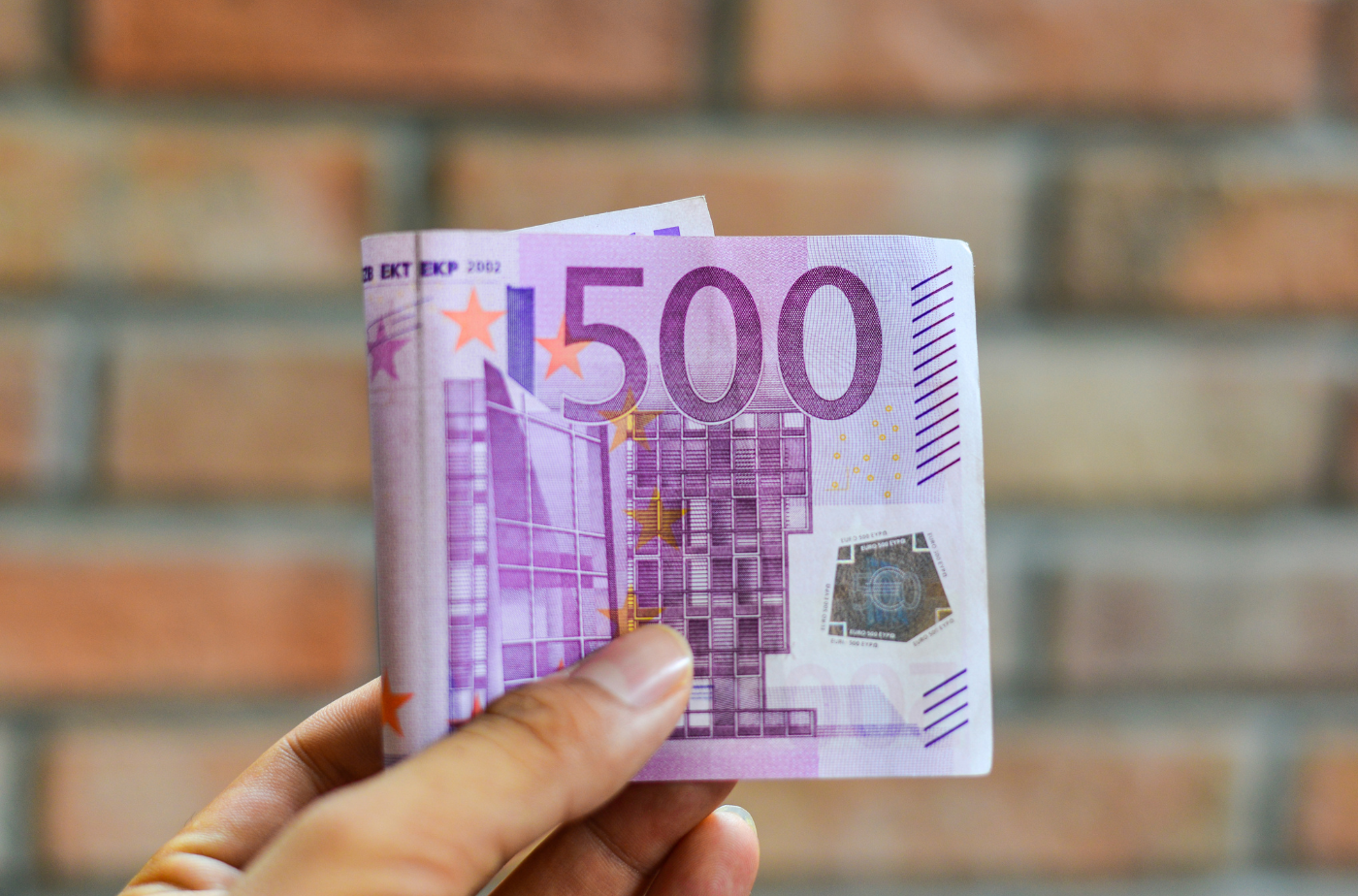 500 Euro für die Heizanlagen in Vereinsheimen: Der Lahn-Dill-Kreis unterstützt die heimischen Vereine damit unbürokratisch. Foto: bluesky85/Getty Images via canva.com