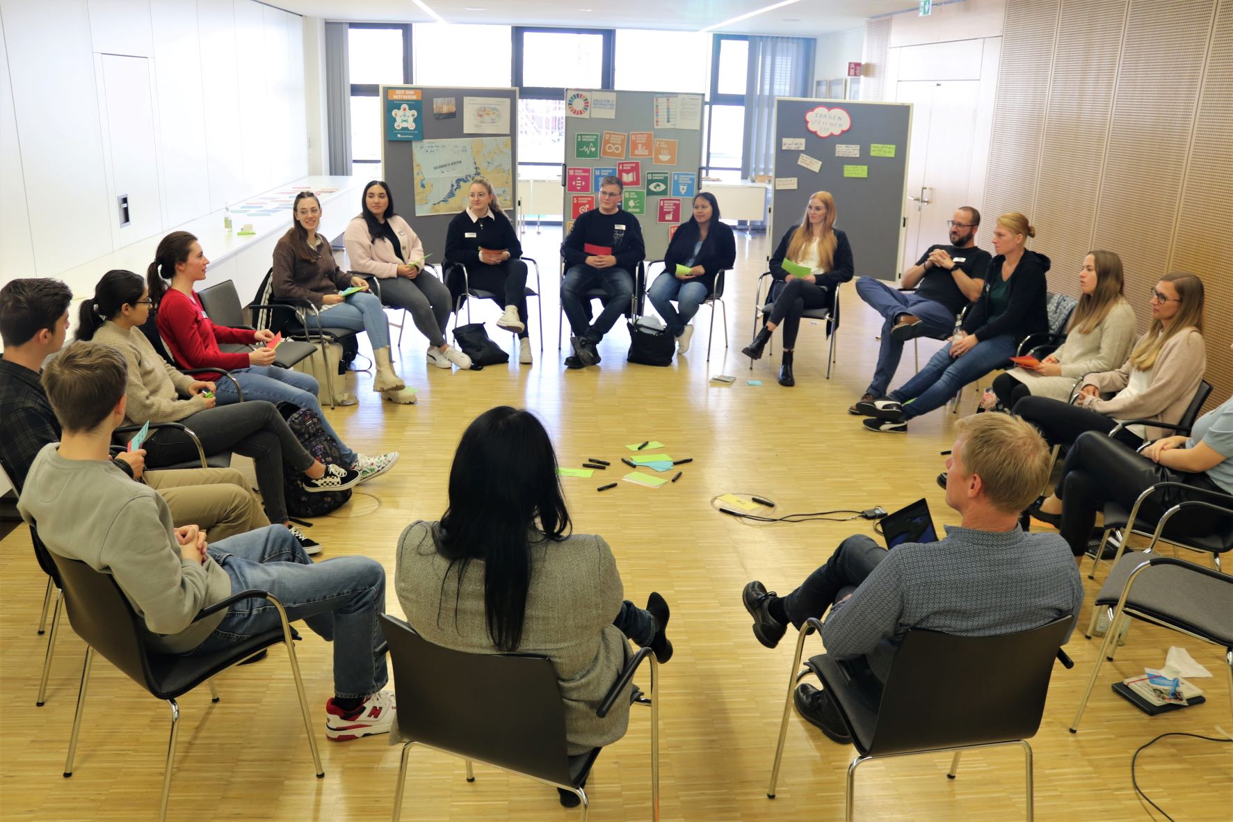 Beim „Azubi-Workshop für Klimaschutz und nachhaltige Entwicklung“ hatten die Auszubildenden die Möglichkeit, sich über Erfahrungen, Tipps und Fragen auszutauschen. Foto: Lahn-Dill-Kreis