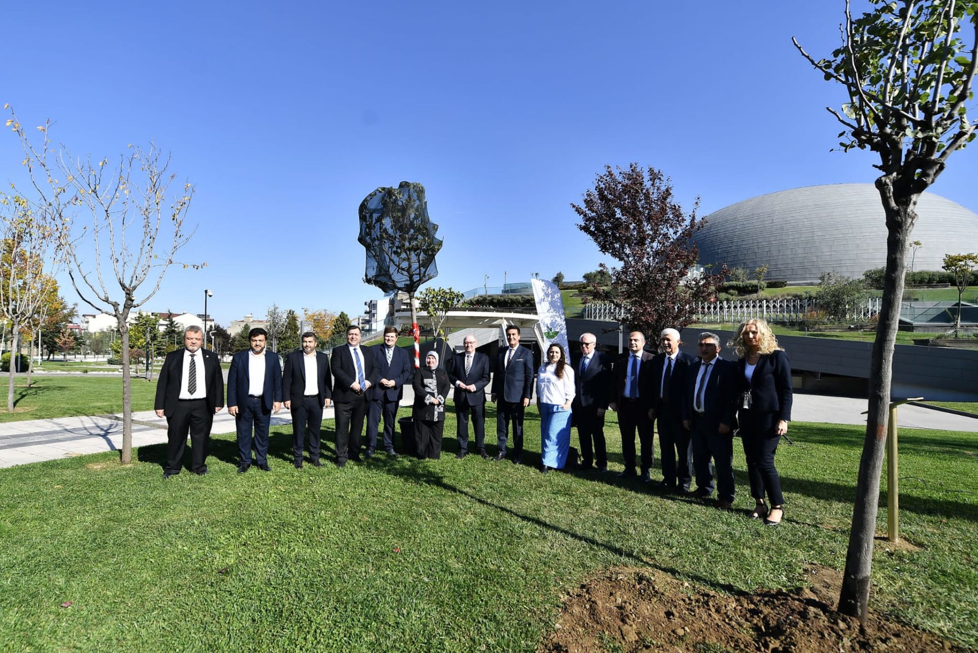 Vertreter aus dem Lahn-Dill-Kreis und der Stadt Osmangazi pflanzen einen Baum als Symbol der sich weiter entwickelnden Partnerschaft. Foto: Stadt Osmangazi
