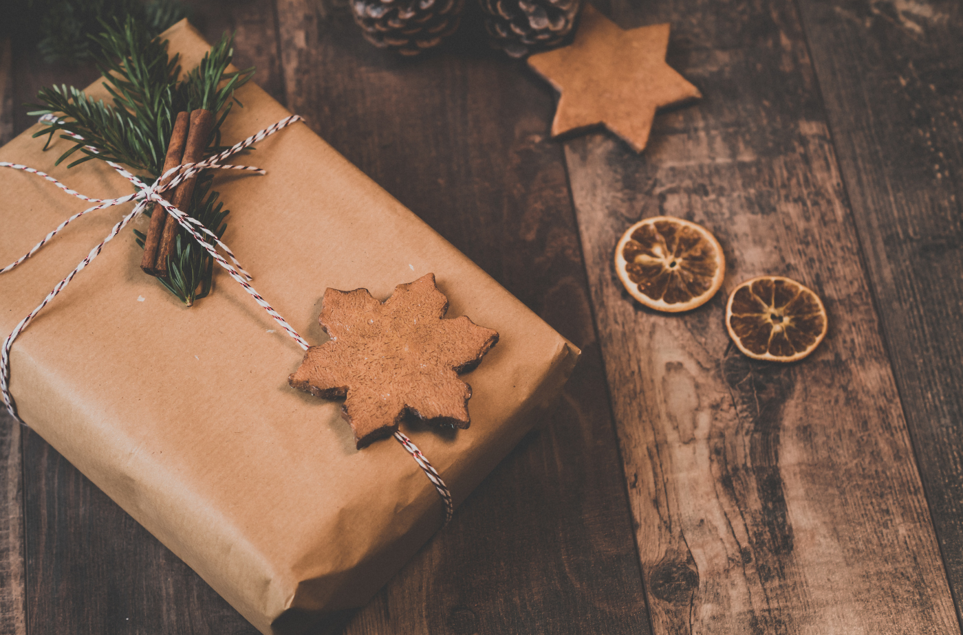 Auch Weihnachtsgeschenke können nachhaltig sein. Mitarbeiter des Lahn-Dill-Kreises geben Tipps. Foto: Ylanite Koppens/pexels via canva.com