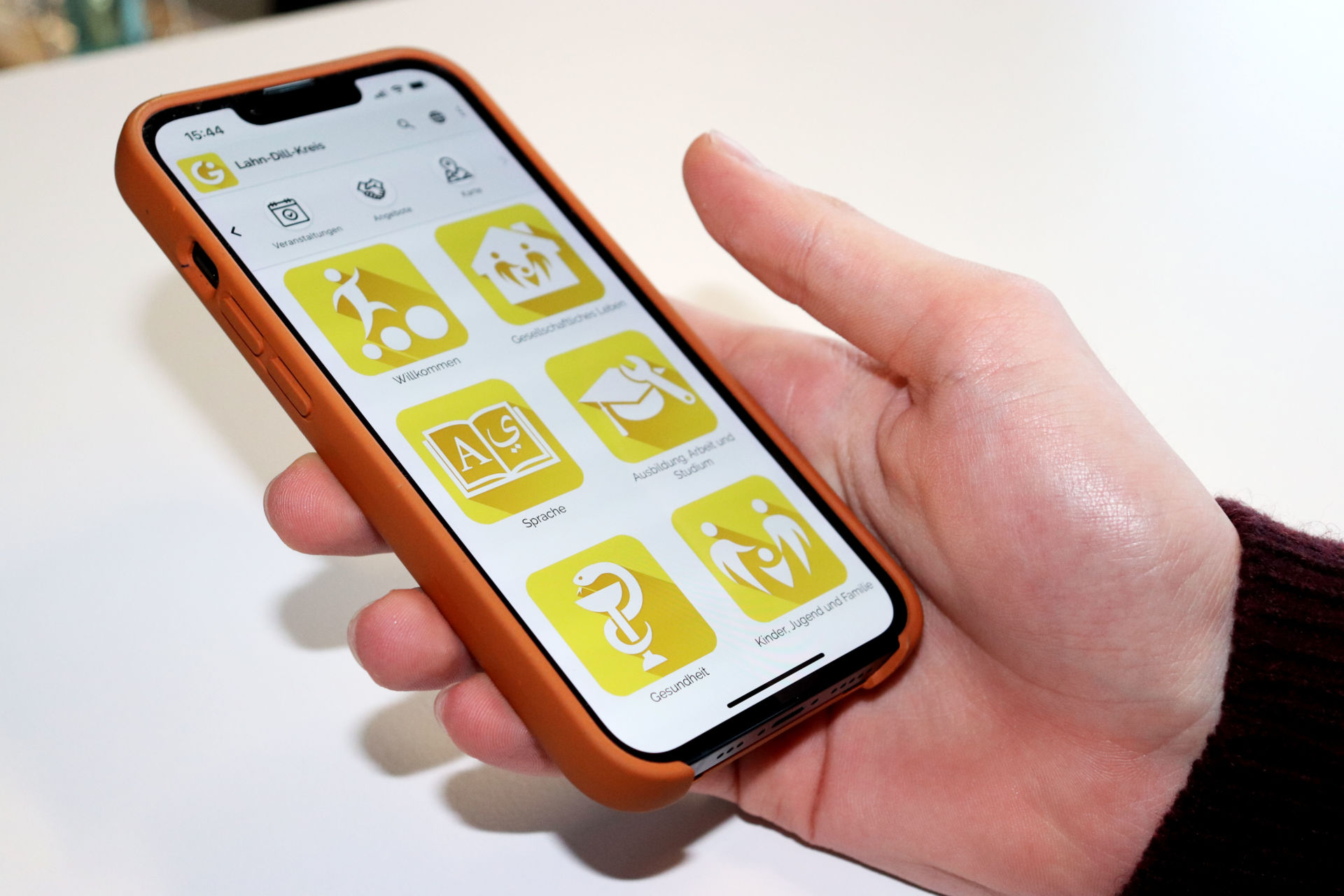 Die Integreat-App bietet viele verschiedene Informationen für den Alltag von Zugewanderten in neun Sprachen. Die App ist im Play-Store sowie im App-Store verfügbar. Foto: Lahn-Dill-Kreis